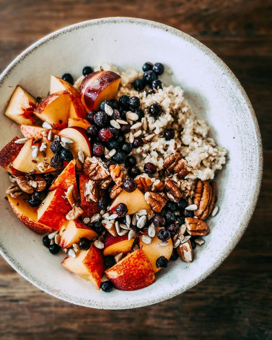 pinimariniさんのインスタグラム写真 - (pinimariniInstagram)「Zum Frühstück nach wie vor unglaublich gerne eine Schüssel voll Porridge! Funktioniert so gut mit Allerlei. Hier gemischt mit Haferflocken und Quinoa und bestückt mit Nektarinen, gefrorenen Heidelbeeren, Nüssen und Kernen.⠀⠀⠀⠀⠀⠀⠀⠀⠀ .⠀⠀⠀⠀⠀⠀⠀⠀⠀ #Frühstück #müsli #porridge #breakfast #morningslikethese #breakfastrecipes #Sommer #SommerRezept #einfacherezepte #Rezeptideen #feedyoursoul #veganrecipes #veganfood #vegan #vegandeutschland #eatprettythings」8月25日 15時53分 - _marinajerkovic_