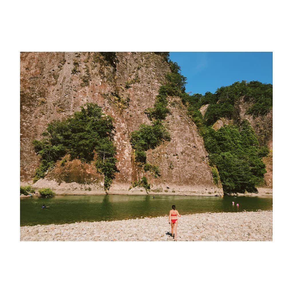 中井ノエミのインスタグラム：「🍑🍑🍑 . . . #riverside #swimteam #summervibes #mountainlovers #peach  #lensbible #roamtheplanet #stayandwander #voyaged #landscape #nomadstories #wanderlust #hellofrom #artofvisuals #japan #asia #sea #rocks #wanderlust #nippon #solotrip #instagramjapan #team_jp_」
