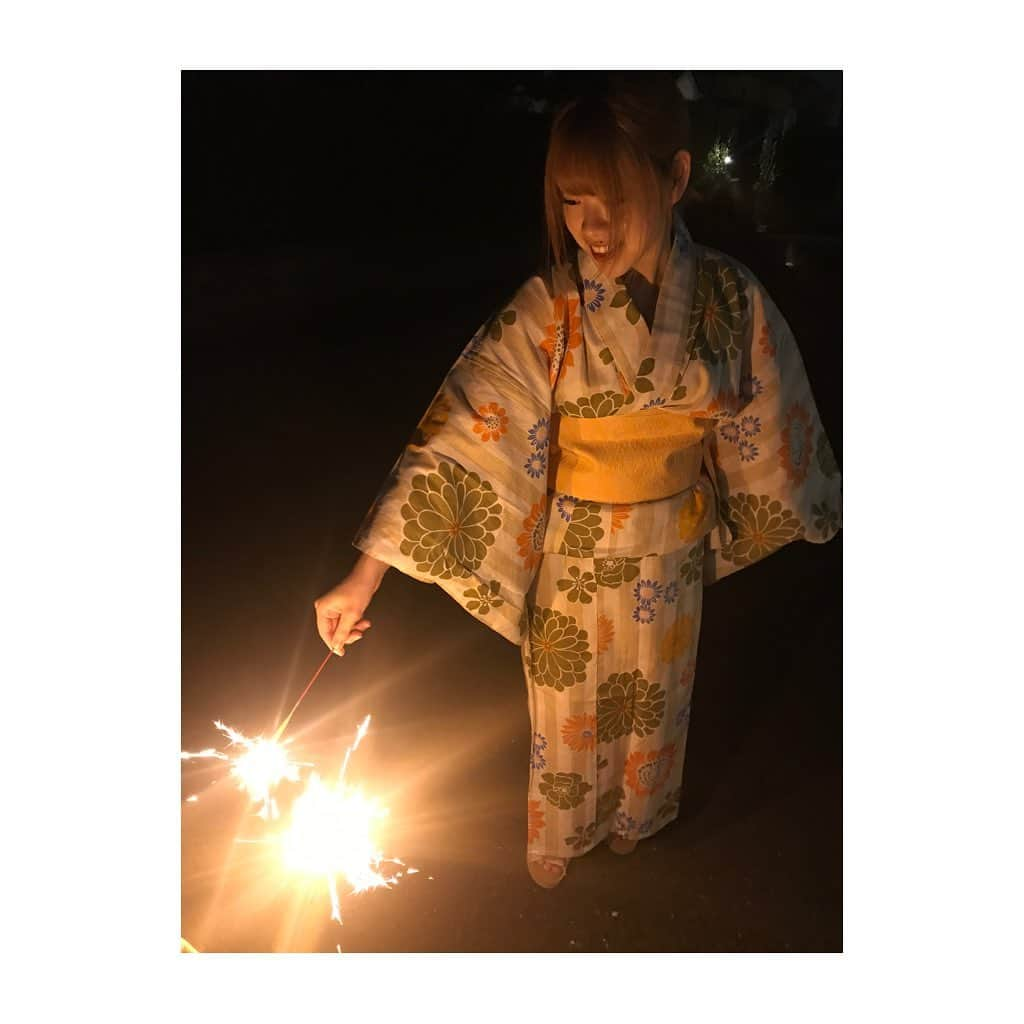 栗原ひとみさんのインスタグラム写真 - (栗原ひとみInstagram)「昨日家族で花火したよ🎆  君がいた夏は遠い夢の中   #花火🎆 #手持ち花火 #浴衣 #夏 #おうち時間 #家族 #楽しかった #今年初花火 #フォロー歓迎」8月25日 16時03分 - kurihara_hitomi_