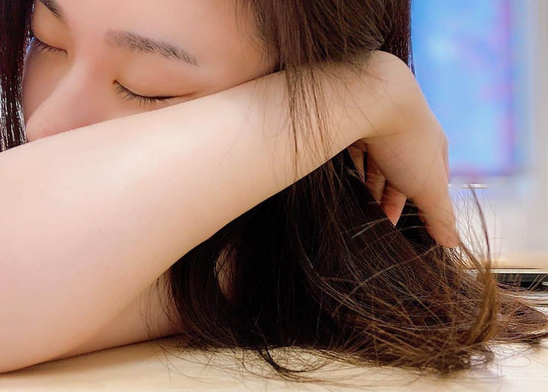 鈴木芳奈のインスタグラム：「お昼寝ってなんでこんなに気持ちいいの… (撮影のお昼休憩…👀)」