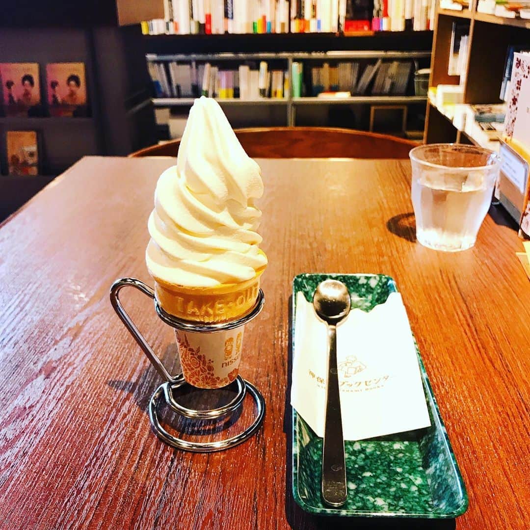 福田葉子さんのインスタグラム写真 - (福田葉子Instagram)「ソフトクリームがどうしても食べたくて岩波カフェこと神保町ブックセンターへ。ほんのひとときだけど…なごむわー。 #abreak #softcream #cafe #yummy #summer #ソフトクリーム　#ひと休み　#神保町ブックセンター　#カフェ　#夏」8月25日 15時56分 - yoyoyokoko