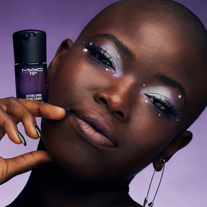 M·A·C Cosmetics Deutschlandさんのインスタグラム写真 - (M·A·C Cosmetics DeutschlandInstagram)「Habt Ihr schon unsere Fix+ Vibes probiert? 💜 Das Fix+ AWAKEN ist inspiriert von intensiver und wacher Energie und ist angereichert mit Teeblättern und frischen Blumen 💟 🌺 Vitamine, Mineralien, Gurke und grüner Tee spenden zudem Feuchtigkeit, beruhigen und erfrischen die Haut! 💜 💋 . Apropos *Vibes*, nur noch bis zum 31.08. gibt es in unseren MAC Stores und auf www.maccosmetics.de -30% Rabatt auf viele ausgewählte Produkte! ❤️ ✨ ENJOY! ✨ 💋  #MACSummerVibes #Fixplusvibes #skincare #macskincare #macskin #macglow #glowyskin #summerglow」8月25日 16時00分 - maccosmeticsgermany