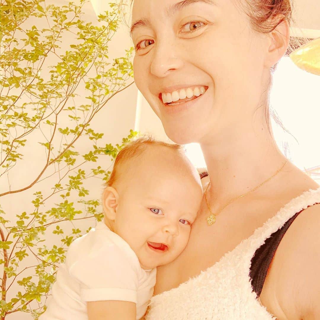エミ・マイヤーのインスタグラム：「😄→🤨 I usually don’t post my babies but they grow and change so fast✨I am learning to savor each moment  • 普段はベビーの写真アップしないけれどどんどん変わっていくのでパチリ❤️「今」を大事にして毎日を生きていきたい🙏」