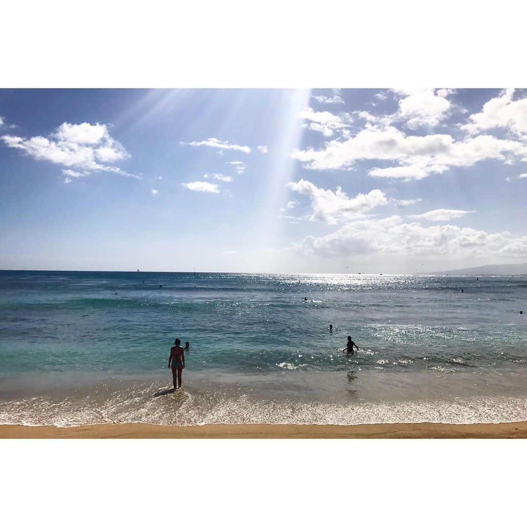 権藤朱実さんのインスタグラム写真 - (権藤朱実Instagram)「. 【Memories of Hawaii 】2017 ⚫︎ クィーンズビーチ 動物園の目の前には、こんなに素敵なビーチも！！ 泳いではないけど・・・ 見ちゃうと足だけでも入りたくなっちゃうよね〜♪♪♪ #Hawaii #memories #travel #queensbeach #vacances #vacation #honeymoon #akephoto #akeHawaii #2017 #ハワイ #オアフ島 #旅行 #クィーンズビーチ #海 #遅めの新婚旅行 #楽しすぎた #感謝 #また行きたいな #次はいつ行けるんだろう #model #satorujapan #akemigondo  #モデル #サトルジャパン #権藤朱実 →@satorujapan_official @akemigondo ☑︎プロフィールのリンクにて、blog更新中！ My blog『ake photo』 →http://ameblo.jp/akemi-gondo/」8月25日 16時01分 - akemigondo