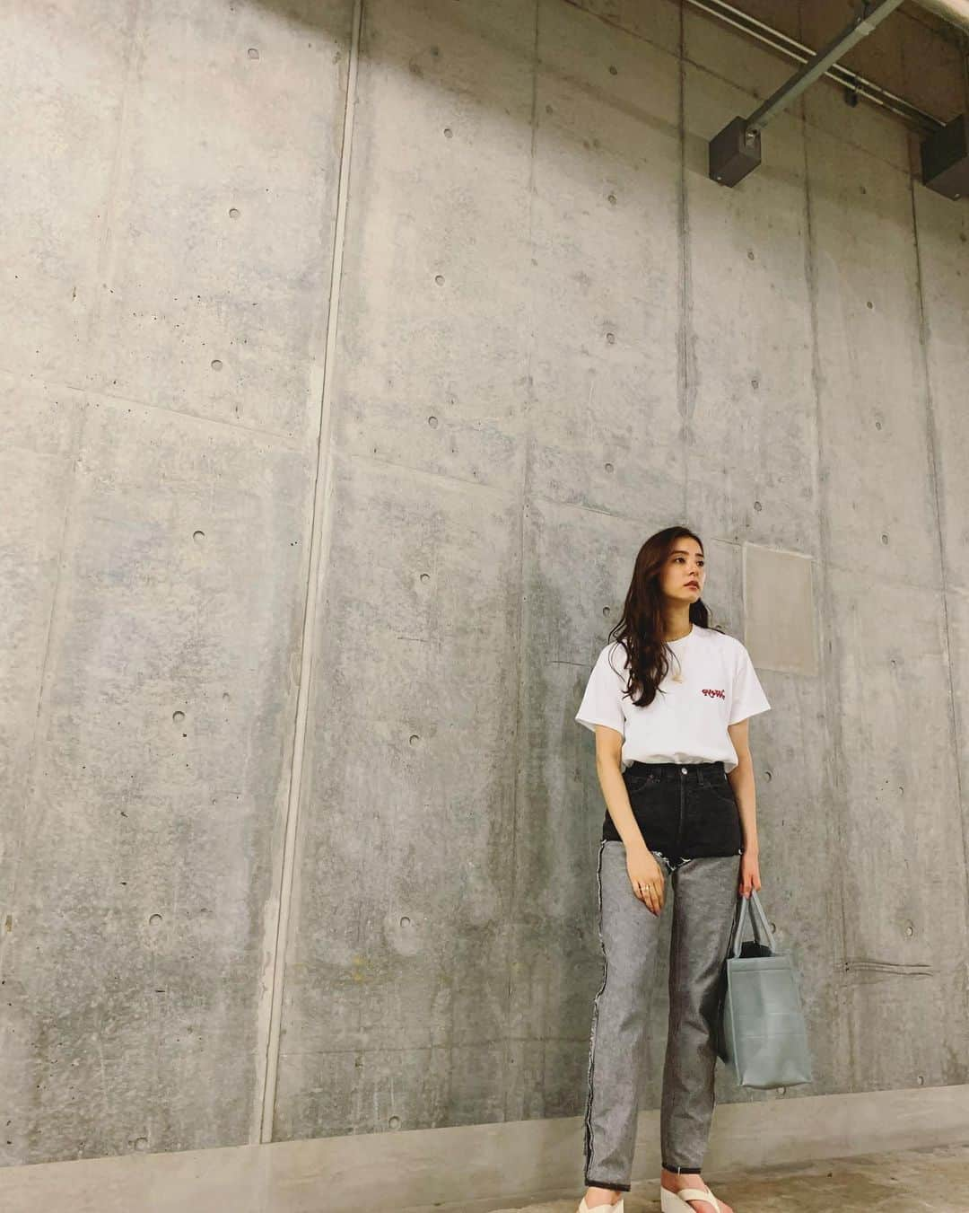 新木優子さんのインスタグラム写真 - (新木優子Instagram)「私服  T shirt : @nowear.gram  bottom : vinage remake shoes : @fray_id  bag : @dior   撮影の時だけマスク外しています🙇🏻‍♀️✨  #fashion #mystyle」8月25日 21時34分 - yuuuuukko_