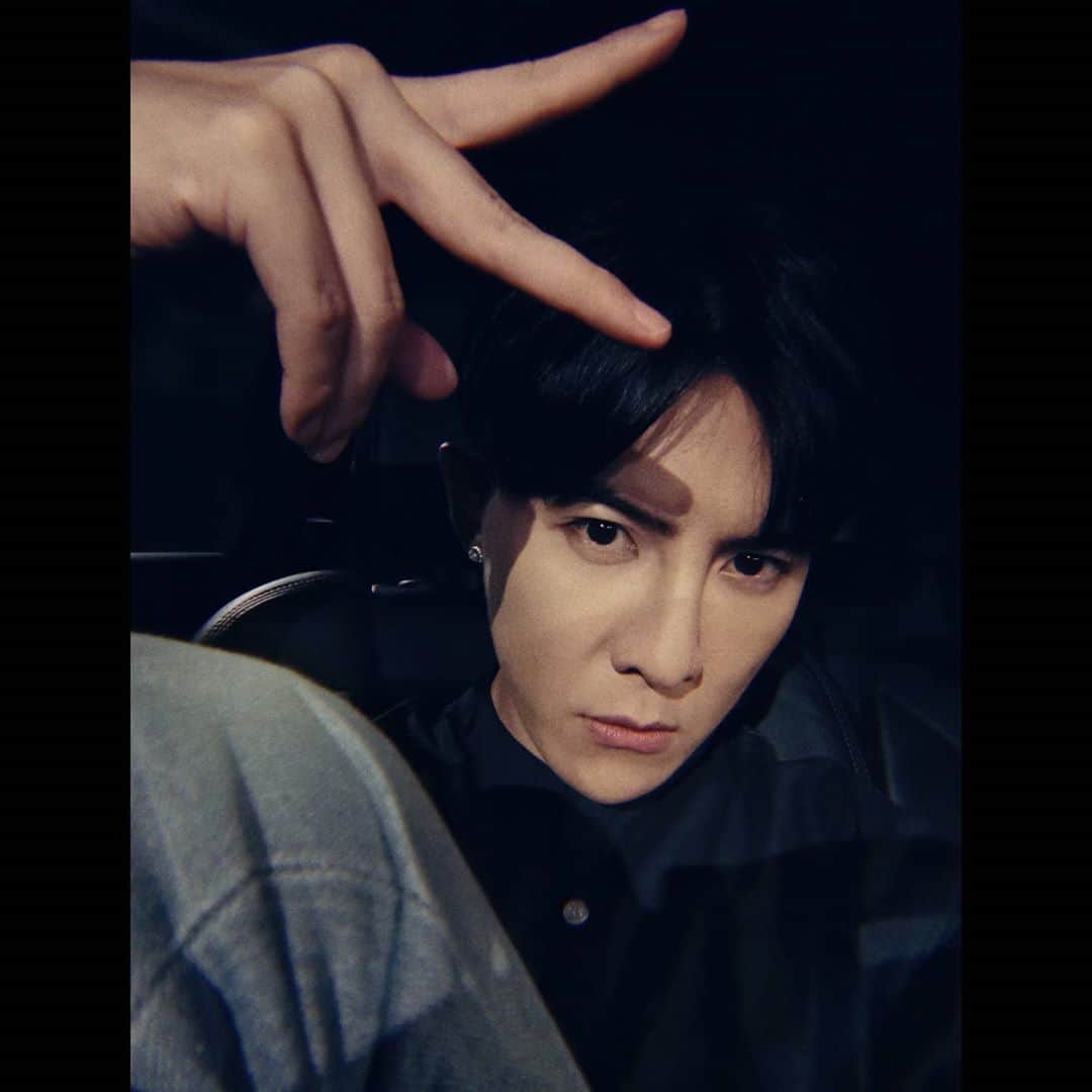 ダンソン・タンのインスタグラム：「七夕 拍戲 打完 收工 情人節快樂🖤 生日會門票開售秒殺 感謝 感動 開始期待了 8/29 #七夕 #唐禹哲 #DT #HOTHEART #我的青春沒在怕」