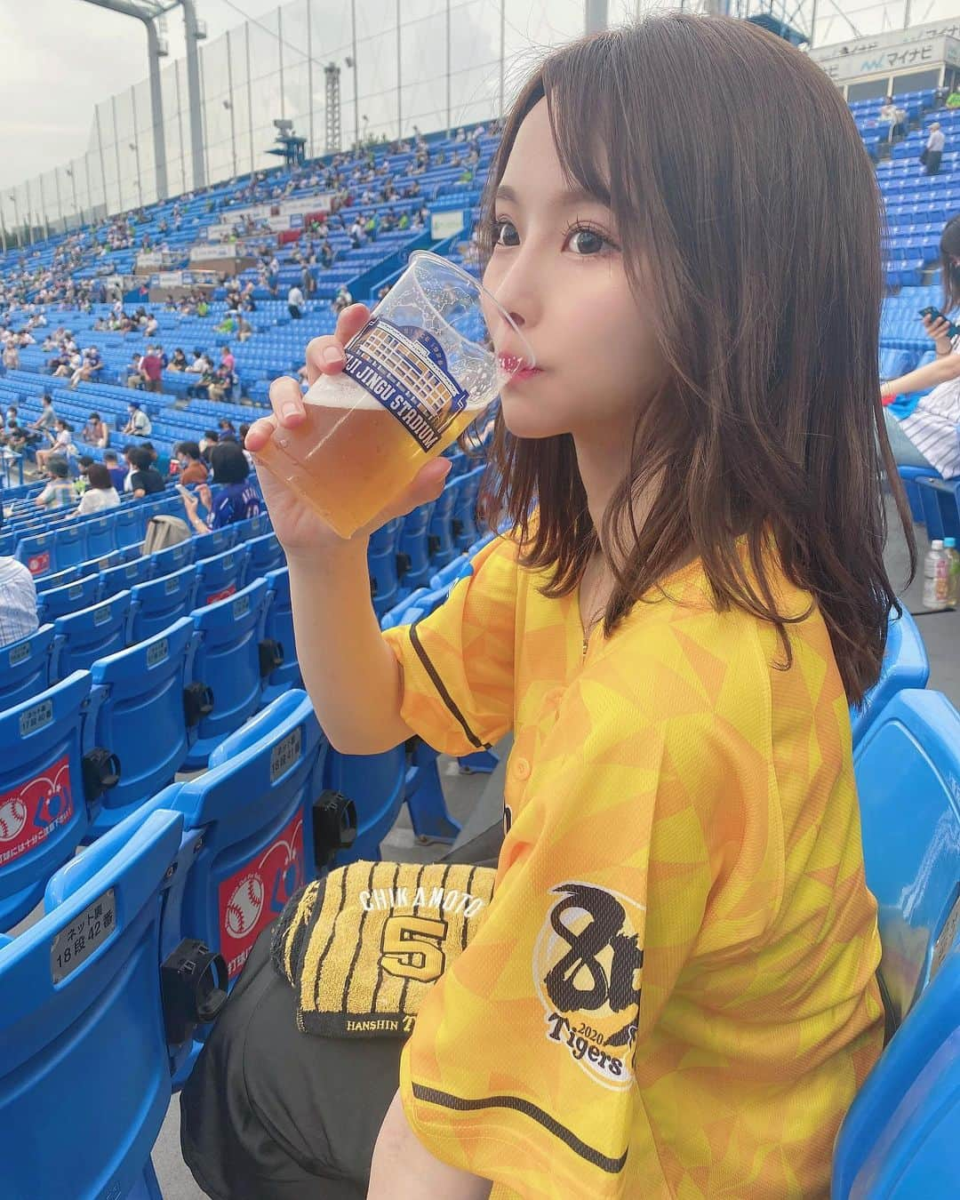 吉田恵美さんのインスタグラム写真 - (吉田恵美Instagram)「飲みすぎ注意。🍻笑  #明治神宮球場 #神宮球場  #阪神タイガース #hanshintigers  #野球観戦 #ビール女子 #ビール売り子」8月25日 21時28分 - _yoshida_megumi