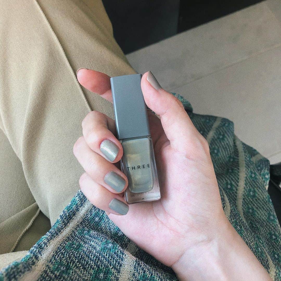 松尾 瞳のインスタグラム：「💚💙💚 . @threecosmetics  . 妊娠初期からずっと👶🏻に栄養とられて何かの栄養素が足りてないのか、右目中指の甘皮だけ無くなってる。産まれたら戻ってきてくるのだろうか私の右手中指の甘皮、、 . #セルフネイル #ネイルポリッシュ #ネイルカラー #マニキュア #💅🏻」