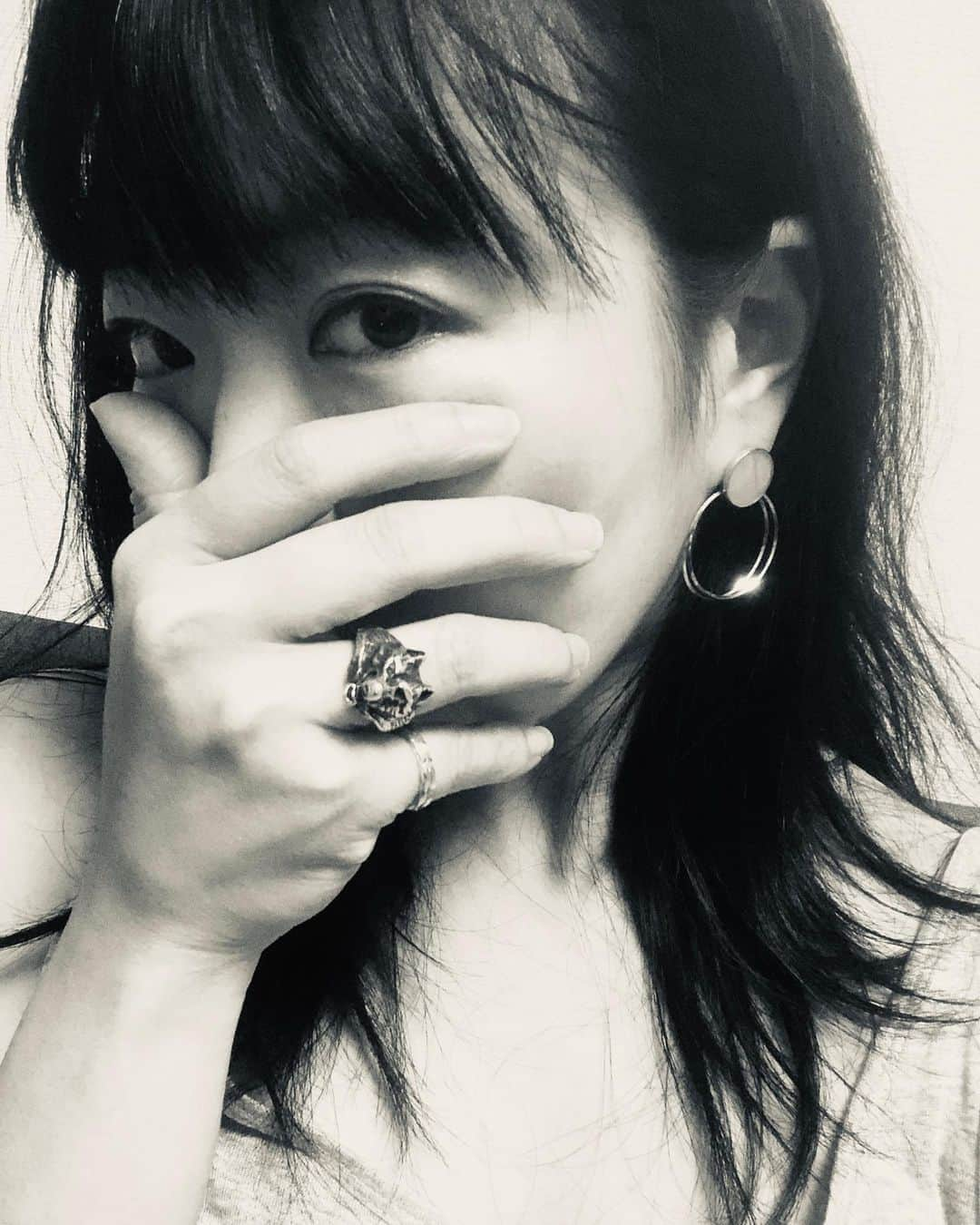 佐々木心音さんのインスタグラム写真 - (佐々木心音Instagram)「ハンドマスク。 いや、ちゃんと外では付けてるよ、マスク。 . お気に入りのオオカミ指輪。 . . . #handmask #monochrome #wolf #favoritering #photography #selfie #actress #singersongwriter #kokonesasaki #japanesegirl  #ハンドマスク #モノクロ写真 #狼 #オオカミ好きと繋がりたい #お気に入りの指輪 #モノクロ好き #たまにはクールなボクをどうぞ #なんつって #暑中見舞い申し上げます #佐々木心音」8月25日 21時32分 - sasakikokone