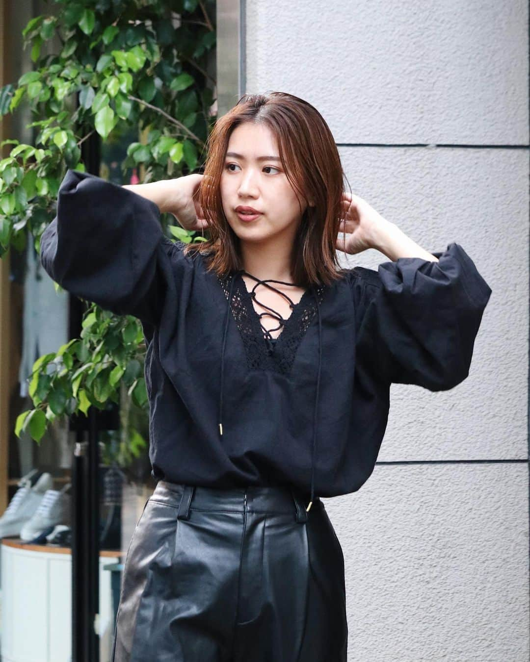 Ungrid staff snapさんのインスタグラム写真 - (Ungrid staff snapInstagram)「. ''ルミネ立川店 SATOMI(@satomi.s) 161cm'' .  本日最終日🚩 RUNWAY channelにて OUTLET SALE開催中🛒✨ . 胸元のungridらしいレースアップがポイントのブラウスはカラーによって雰囲気が変わるので、 今季注目のレザーアイテムと合わせることで 新鮮な印象に👏🏼 . #レースアップコットンブラウス ブラック ¥9,900(tax in)→¥3,500(tax in)❕ . #エコレザーデザインパンツ ブラック ¥13,200(tax in) . ※上記記載金額はタイムセール価格となります。 . 下記 アカウントTOPページリンクより 各サイトをご覧下さい🔗 . RUNWAY channel▶︎ @ungrid_official  ZOZOTOWN▶︎ @ungrid_staffsnap  . #ungrid #ungrid_staffsnap #casual #code #styling #staff #fall #new #ecoleather#カジュアル #スタッフ #コーデ #スタイリング #秋 #秋コーデ #インドメイド #レースアップデザイン #コットンブラウス #レザーパンツ #タックパンツ #ワントーンコーデ」8月25日 16時11分 - ungrid_staffsnap