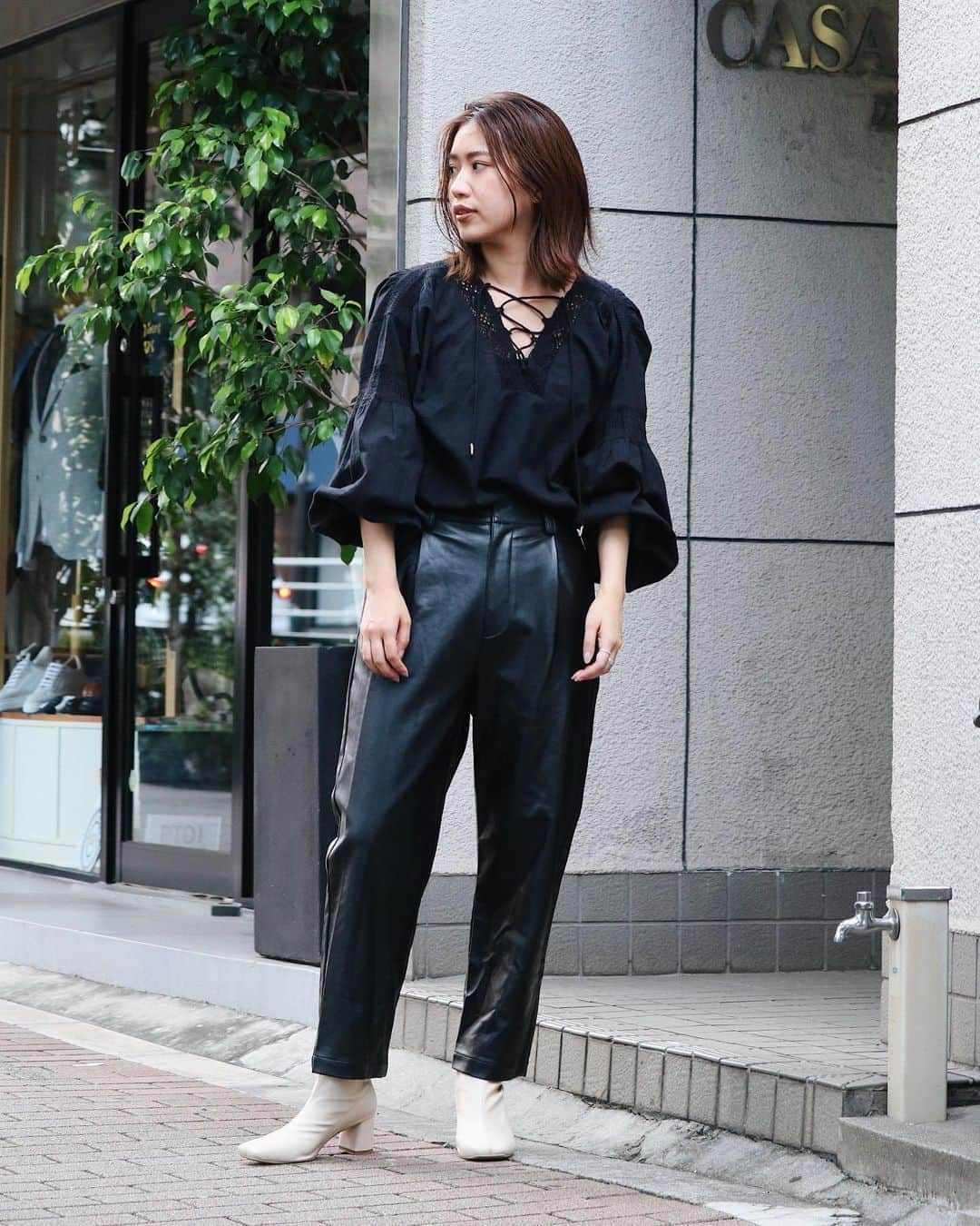 Ungrid staff snapさんのインスタグラム写真 - (Ungrid staff snapInstagram)「. ''ルミネ立川店 SATOMI(@satomi.s) 161cm'' .  本日最終日🚩 RUNWAY channelにて OUTLET SALE開催中🛒✨ . 胸元のungridらしいレースアップがポイントのブラウスはカラーによって雰囲気が変わるので、 今季注目のレザーアイテムと合わせることで 新鮮な印象に👏🏼 . #レースアップコットンブラウス ブラック ¥9,900(tax in)→¥3,500(tax in)❕ . #エコレザーデザインパンツ ブラック ¥13,200(tax in) . ※上記記載金額はタイムセール価格となります。 . 下記 アカウントTOPページリンクより 各サイトをご覧下さい🔗 . RUNWAY channel▶︎ @ungrid_official  ZOZOTOWN▶︎ @ungrid_staffsnap  . #ungrid #ungrid_staffsnap #casual #code #styling #staff #fall #new #ecoleather#カジュアル #スタッフ #コーデ #スタイリング #秋 #秋コーデ #インドメイド #レースアップデザイン #コットンブラウス #レザーパンツ #タックパンツ #ワントーンコーデ」8月25日 16時11分 - ungrid_staffsnap