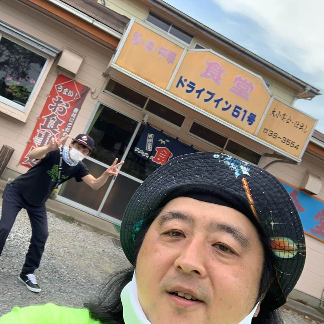 長州小力さんのインスタグラム写真 - (長州小力Instagram)「茨城県鉾田市にあるドライブイン51号さんへスタミナライスとイカ焼きを食べに行きました！味付け良くて美味しかった^_^  #長州小力#お笑い芸人#西口プロレス#ものまね#長州力#茨城県#鉾田市#ドライブイン#51号#スタミナライス#イカ焼き#美味しいもの#ドライブ#松竹芸人#タケウチパンダ#ご夫妻と#記念撮影」8月25日 16時06分 - koriking1972