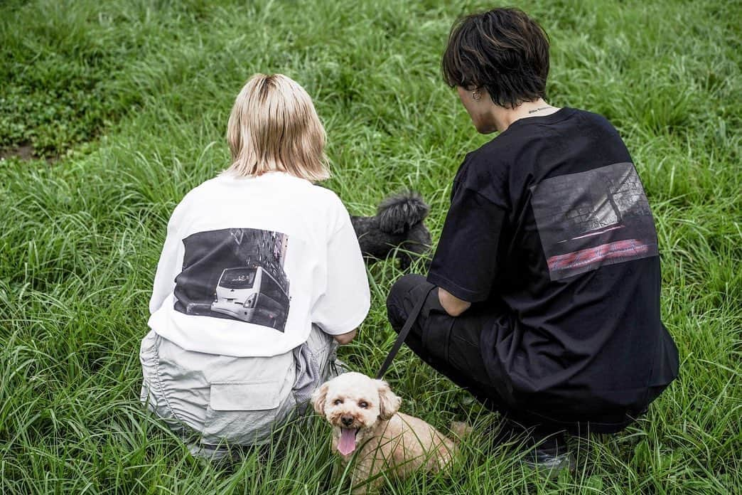 山内あいなさんのインスタグラム写真 - (山内あいなInstagram)「ぷぅがなんと、、 モデルデビュー🐶🌈🐶🌈  ひなが活動しているHORS MIC @hors_mic のペットグッズ予約開始したよーー🐶💕🔥  こめことぷぅのカップルコーデが可愛すぎて🥺♡ リードはあえて色を変えてお揃い感👫♡♡  Tシャツはすぐ届くみたい❣️ フードボウルもおしゃれでこういうの欲しかった😭  売り上げの一部は保護猫団体に寄付されるのでよろしくお願いします☺️✨✨  photo by @kamiiisaka 👏🏻✨✨✨  #hormic #保護猫 #保護猫活動 #トイプードル #犬 #犬のいる暮らし  #犬のいる生活  #dog  #dogstagram」8月25日 16時08分 - ainayamauchi3131