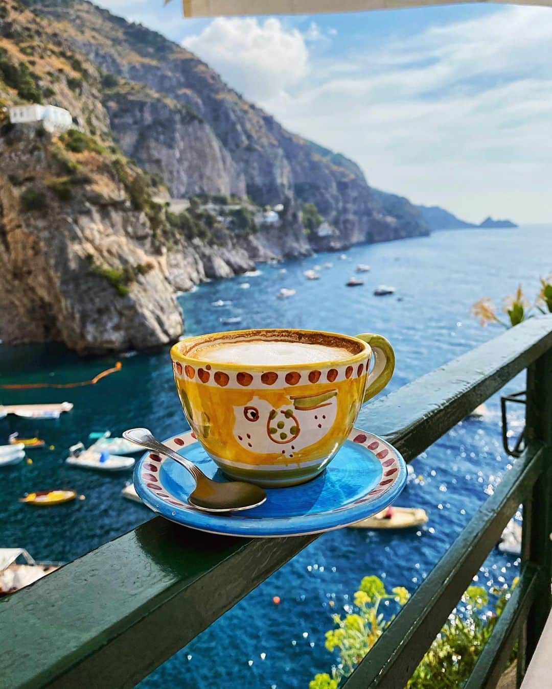 sananasのインスタグラム：「Cappuccino O’ clock ☕️Good morning ma Sananas Fam 😘Comment ça va ce matin ? Décrivez votre mood avec un emoji ! Moi c’est plutôt 🤩   #MorningCoffee #Praiano #Breathtaking」