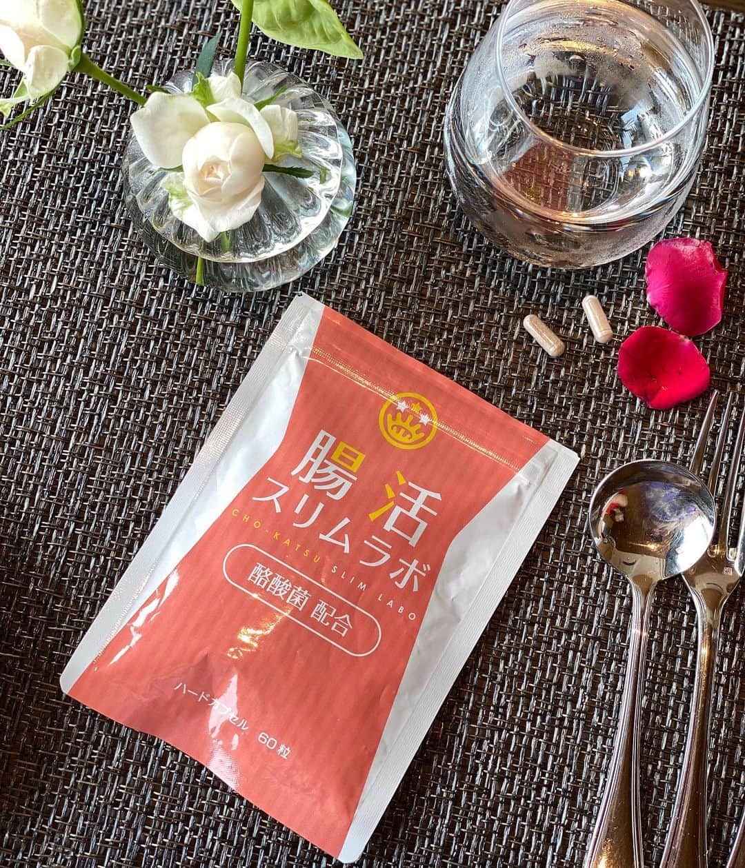 のインスタグラム：「腸健康を保つ事が免疫力を上げる カギと言われています。  腸内環境を整えてスッキリ  させてくれるというサプリ。 『腸活スリムラボ』  1日の必要量、酪酸菌が1700万個も！ 1日2粒飲むだけ ・  手軽に飲めるので続けてます。 腸活は美容と健康に大切ですよね。  ・ #腸活スリムラボ　#腸活　#酪酸菌　#短鎖脂肪酸　#腸内環境　#ダイエット　#サプリメント　#腸内フローラ　#酪酸菌サプリ　#ダイエットサプリメント　#腸活サプリ　#腸活ダイエット　#ライフショップ銀座　#酪酸菌でダイエット　#腸活でダイエット」