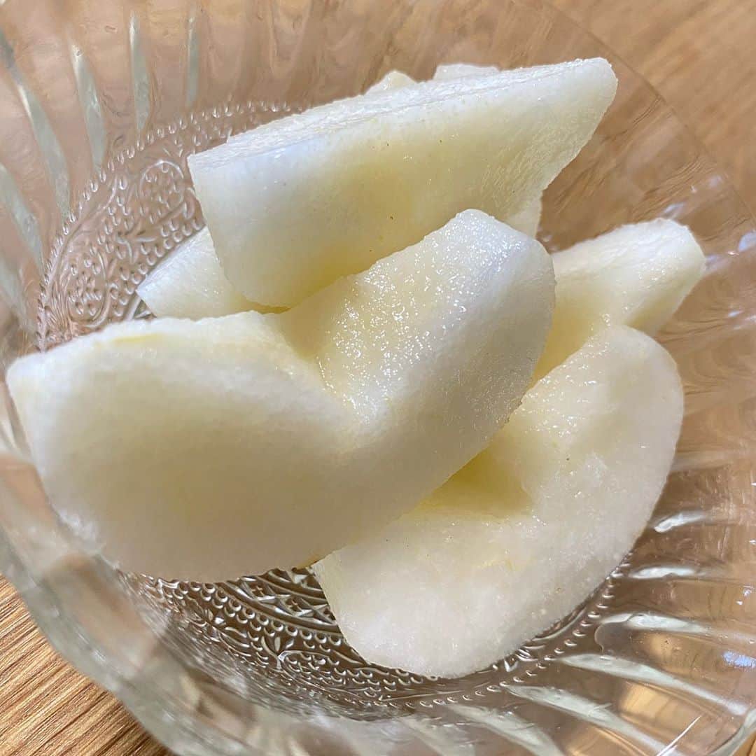 谷桃子さんのインスタグラム写真 - (谷桃子Instagram)「梨が好き過ぎてこの季節に食いだめ😋💕✨🎶笑笑  #梨 #大好き #メロンも大好き #幸せな瞬間 #小さな幸せ」8月25日 16時13分 - momoko5999