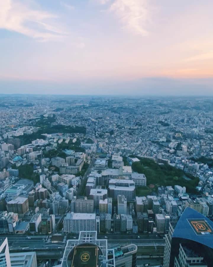 横浜ロイヤルパークホテルのインスタグラム：「夏の夕暮れ🎐 少しずつ日が短くなり、夏の終わりを感じます。  #横浜ロイヤルパークホテル #yokohamaroyalparkhotel #横浜 #yokohama #ホテル #hotel #絶景ホテル #ホテルからの景色 #夏の終わり #thepreferredlife #royalparkhoteljp」