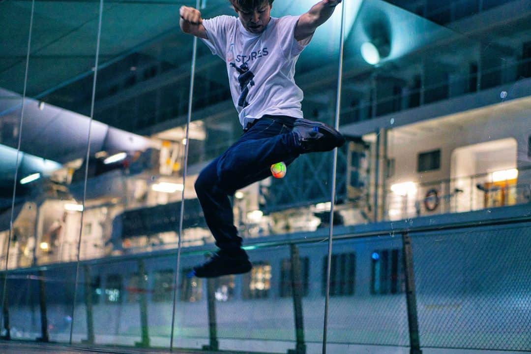 石田太志のインスタグラム：「Light footbag. @stores.jp  ･ #footbag #taishiishida #freestyle #soccer #follow #worldchampion #performance #performer #instagramer #hackysack  #light #yokohama #japan #ship」