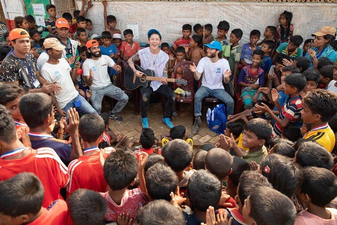 雅-MIYAVI-さんのインスタグラム写真 - (雅-MIYAVI-Instagram)「3 years ago, thousands were forced to flee their homes in Myanmar due to ongoing violence and conflict. More than 860,000 Rohingya people now live in Bangladesh thanks to generous support from the government and host communities. Also big respect to #UNHCR staff on the ground who continue to do a heartfelt job of supporting them. The Rohingya refugees I met are strongly resilient people. Yet struggling being in the situation with the risks posed by COVID-19. Please follow @refugees to find  how we can support.   ３年前、多くのロヒンギャの人たちがミャンマーから避難を余儀なくされました。現在バングラデシュで暮らすロヒンギャの方たちは86万人以上、政府や地元コミュニティの寛容な支援を受けています。  現場では UNHCR のスタッフたちが、日々ロヒンギャ難民、地元コミュニティへの支援に全力を注いでいます。  僕が出会ったロヒンギャの人たちはみんな、どんな困難にも負けない強さを持っています。それでも新型コロナウイルスの影響で、現場はさらに厳しい状況です。  UNHCRのソーシャルメディアやウェブサイトでは現在の難民の方たちの状況や僕たちに何ができるかの手がかりが記されています。是非チェックしてみてください🙏🏻  @refugees  @unhcr_bgd  @japanforunhcr   #WithRefugees #EveryActionCounts」8月25日 16時16分 - miyavi_ishihara