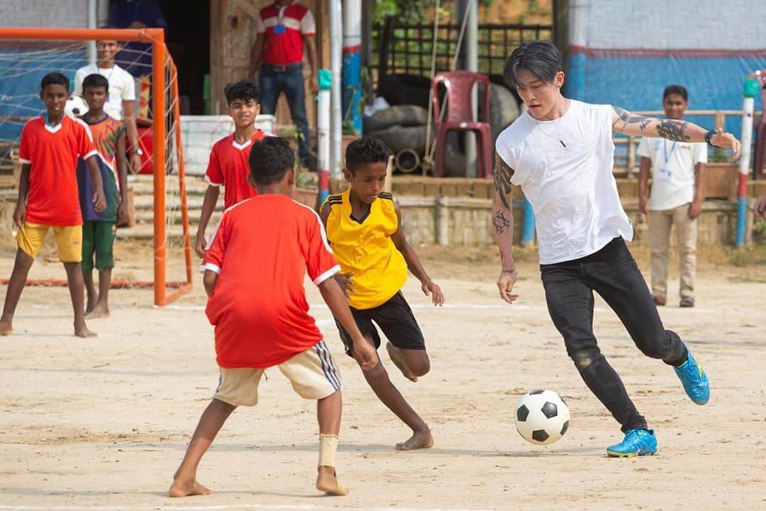 雅-MIYAVI-さんのインスタグラム写真 - (雅-MIYAVI-Instagram)「3 years ago, thousands were forced to flee their homes in Myanmar due to ongoing violence and conflict. More than 860,000 Rohingya people now live in Bangladesh thanks to generous support from the government and host communities. Also big respect to #UNHCR staff on the ground who continue to do a heartfelt job of supporting them. The Rohingya refugees I met are strongly resilient people. Yet struggling being in the situation with the risks posed by COVID-19. Please follow @refugees to find  how we can support.   ３年前、多くのロヒンギャの人たちがミャンマーから避難を余儀なくされました。現在バングラデシュで暮らすロヒンギャの方たちは86万人以上、政府や地元コミュニティの寛容な支援を受けています。  現場では UNHCR のスタッフたちが、日々ロヒンギャ難民、地元コミュニティへの支援に全力を注いでいます。  僕が出会ったロヒンギャの人たちはみんな、どんな困難にも負けない強さを持っています。それでも新型コロナウイルスの影響で、現場はさらに厳しい状況です。  UNHCRのソーシャルメディアやウェブサイトでは現在の難民の方たちの状況や僕たちに何ができるかの手がかりが記されています。是非チェックしてみてください🙏🏻  @refugees  @unhcr_bgd  @japanforunhcr   #WithRefugees #EveryActionCounts」8月25日 16時16分 - miyavi_ishihara