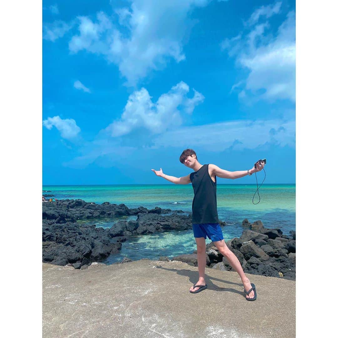 ジヒョク のインスタグラム：「생존 신고 !! 옛 바다 옛 사진. 빨리 코로나가 지나가길... 날이 덥습니다 !! 모두 힘냅시다 !! 좋은일들만 가득하실꺼에요 ^^ 가득가득 행복하소서 ~~ 😊」