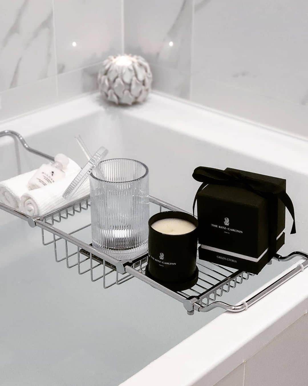 The Ritz-Carlton, Tokyoさんのインスタグラム写真 - (The Ritz-Carlton, TokyoInstagram)「ザ・リッツ・カールトン東京のシグネチャーセント「グリーンシトラス」のアロマキャンドルでおうちでのバスタイムも贅沢な時間に🛀💚﻿ ﻿ Enjoy an elevated bath time even at home with our signature aroma candle 'Green Citrus', the signature scent of The Ritz-Carlton, Tokyo☺️ -via @koheihome  #RitzCarltonTokyo #RCMemories」8月25日 16時29分 - ritzcarltontokyo