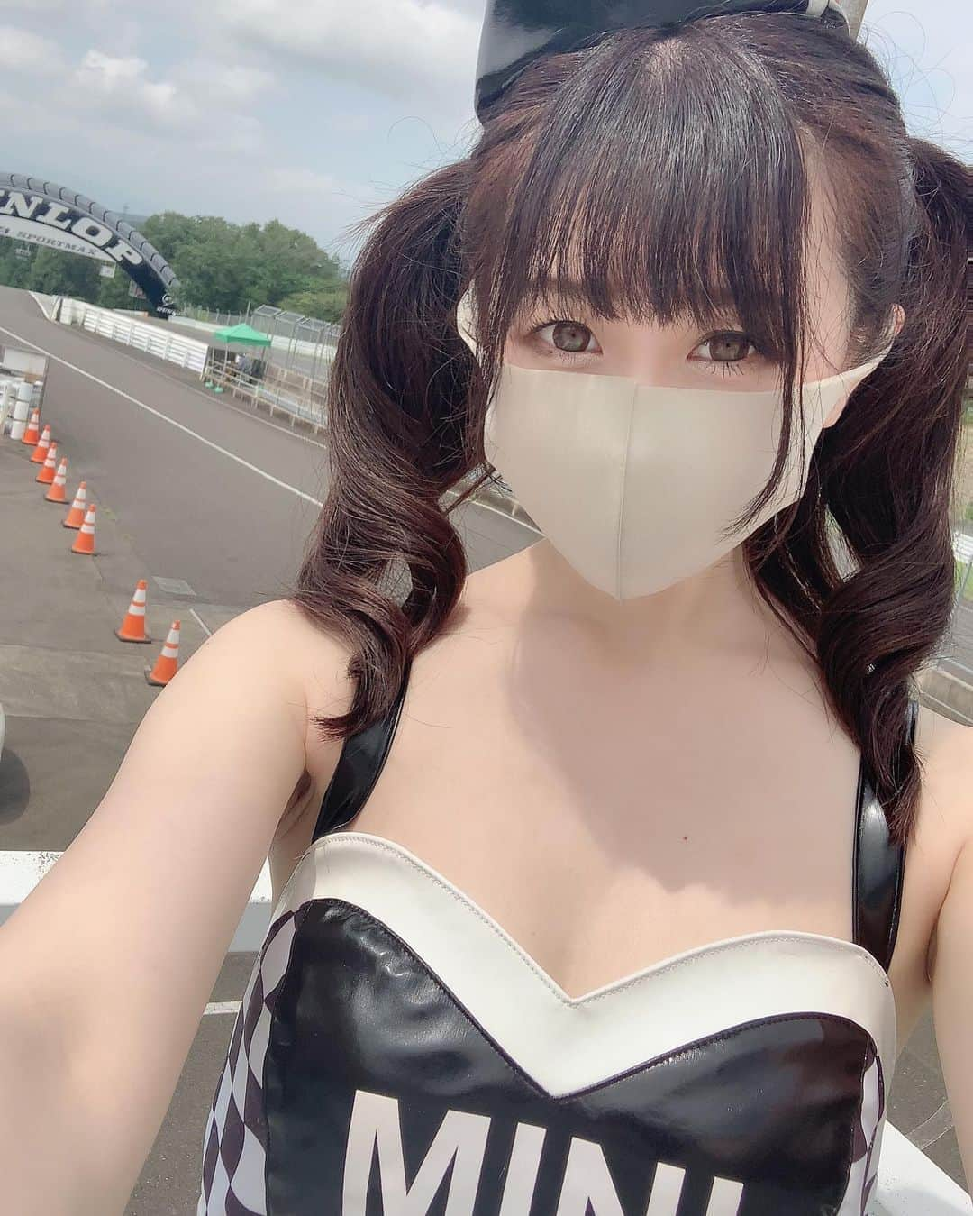 鈴乃八雲さんのインスタグラム写真 - (鈴乃八雲Instagram)「🖤🤍🖤🤍🖤🤍🖤🤍🖤🤍🖤🤍🖤🤍  2020.8.23 MINI CHALLENGE JAPAN Round.3 スポーツランドSUGOありがとうございました✨ YouTubeLiveのコメント等応援ありがとうございました📣 次戦はRound.4 10/18(日)岡山国際サーキットです🚗🏁 次戦も宜しくお願い致します‼️  #モトーレン仙台  #レースクイーン #イメージガール #rq #racequeen #racequeens #imagegirl #mini #minichallenge #minichallengeimagegirl #minichallengejapan #ミニチャレンジ #ミニチャレンジジャパン #ミニチャレンジアジア #ミニ　#モータースポーツ #motorsport #モータースポーツ好きな人と繋がりたい #モータースポーツ普及活動 #車　#車好き #車好きな人と繋がりたい #車好き女子　#bmw #bmw好きな人と繋がりたい  #mini #ミニ　#sendai #sugo #スポーツランドsugo #sendaigram #sendaicity」8月25日 16時22分 - yakumo_suzuno