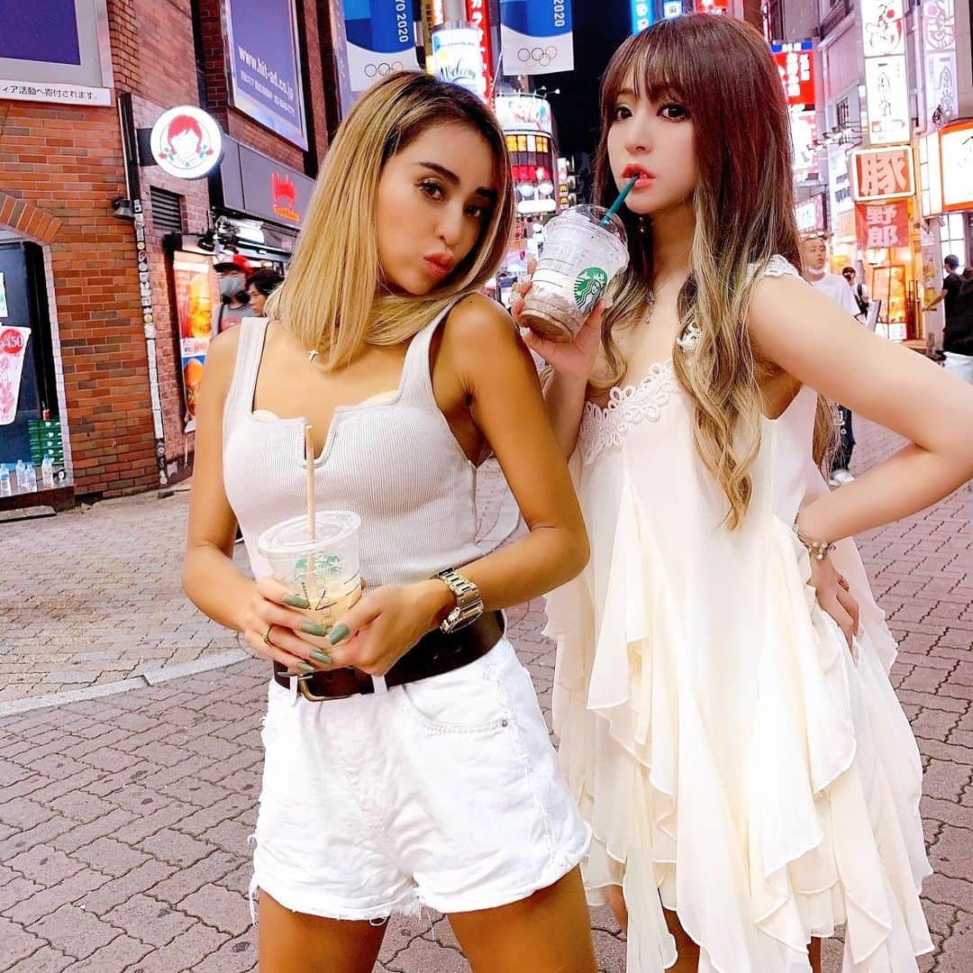 姉agehaのインスタグラム：「🍹✨🍹✨ ・ 日本の東京❣️渋谷で撮影したよ🥰 ・ 遊ぶ街は時代や年齢や気分で変わるけど、 ・ ギャルの世界の中心は渋谷👼💛 ・ #いくつになっても楽しいセンター街 #さくりな #荒木さやか #starbucks  #飲み歩き  #shooting #姉ageha #magazine #渋谷」