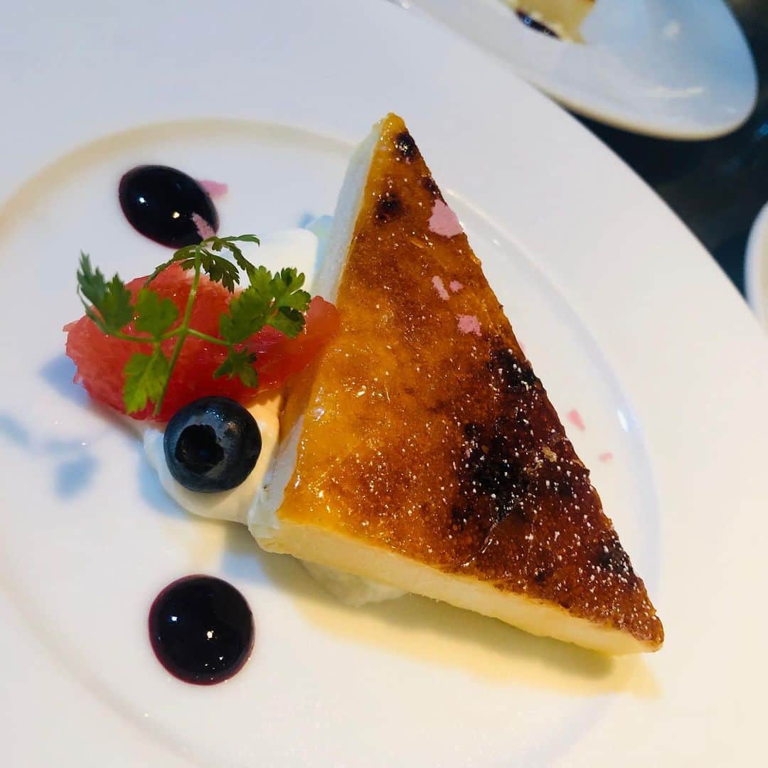 のインスタグラム：「気まぐれドルチェ 先日は女性に人気のカタラーナでした🍮✨  #sdining#Sdining#イタリアン#オマール#オマール海老#HEP観覧車#夜景#極上夜景#パノラマ夜景#誕生日#記念日#デート#サプライズ#カップル#阪急32番街#阪急グランドビル30階#シーフード#トラットリア#梅田#大阪#カタラーナ」