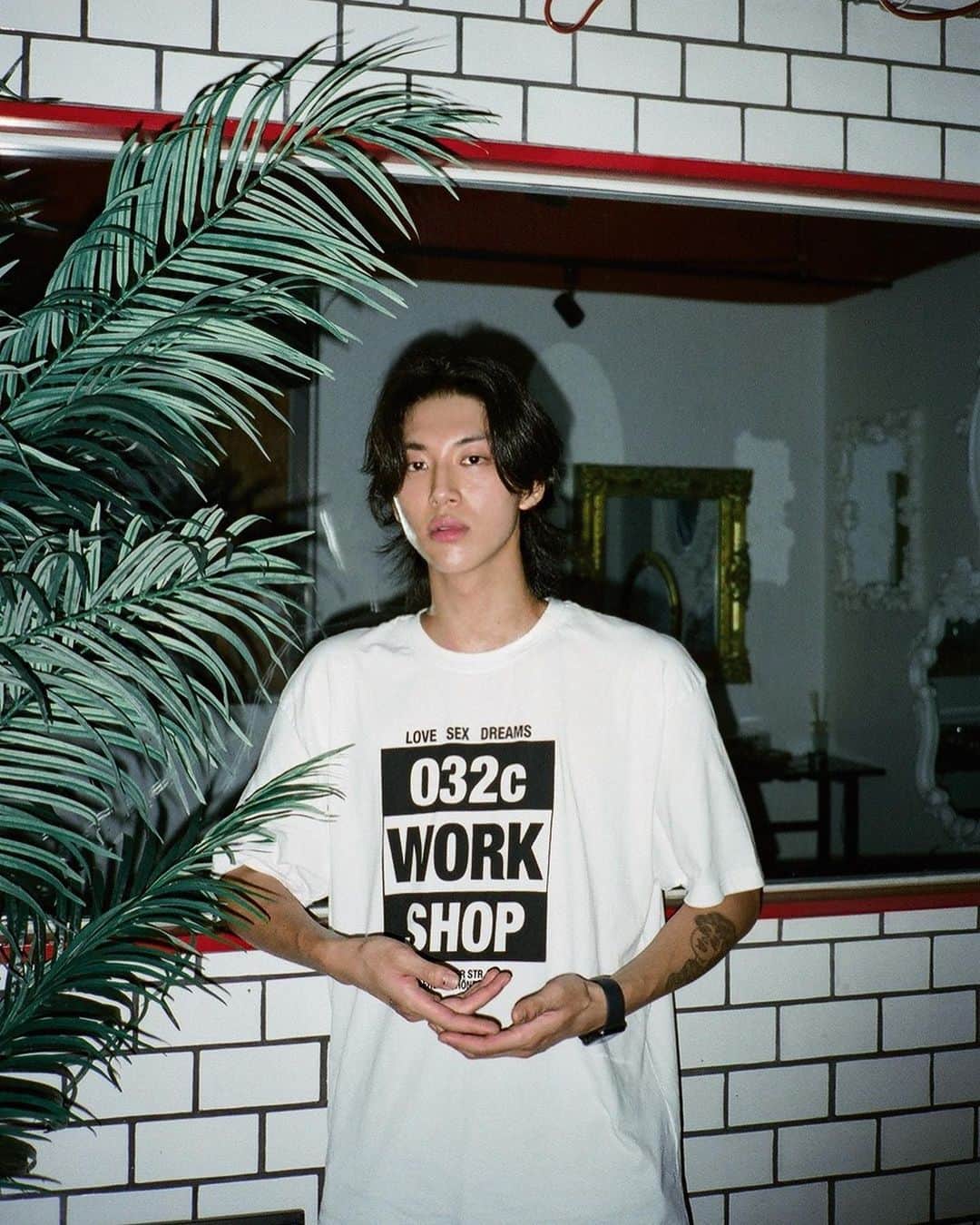 キム・インシクさんのインスタグラム写真 - (キム・インシクInstagram)「Be a blessing and then disappear, so you don’t have to watch it all crumble in front of you」8月25日 16時43分 - taeikeem