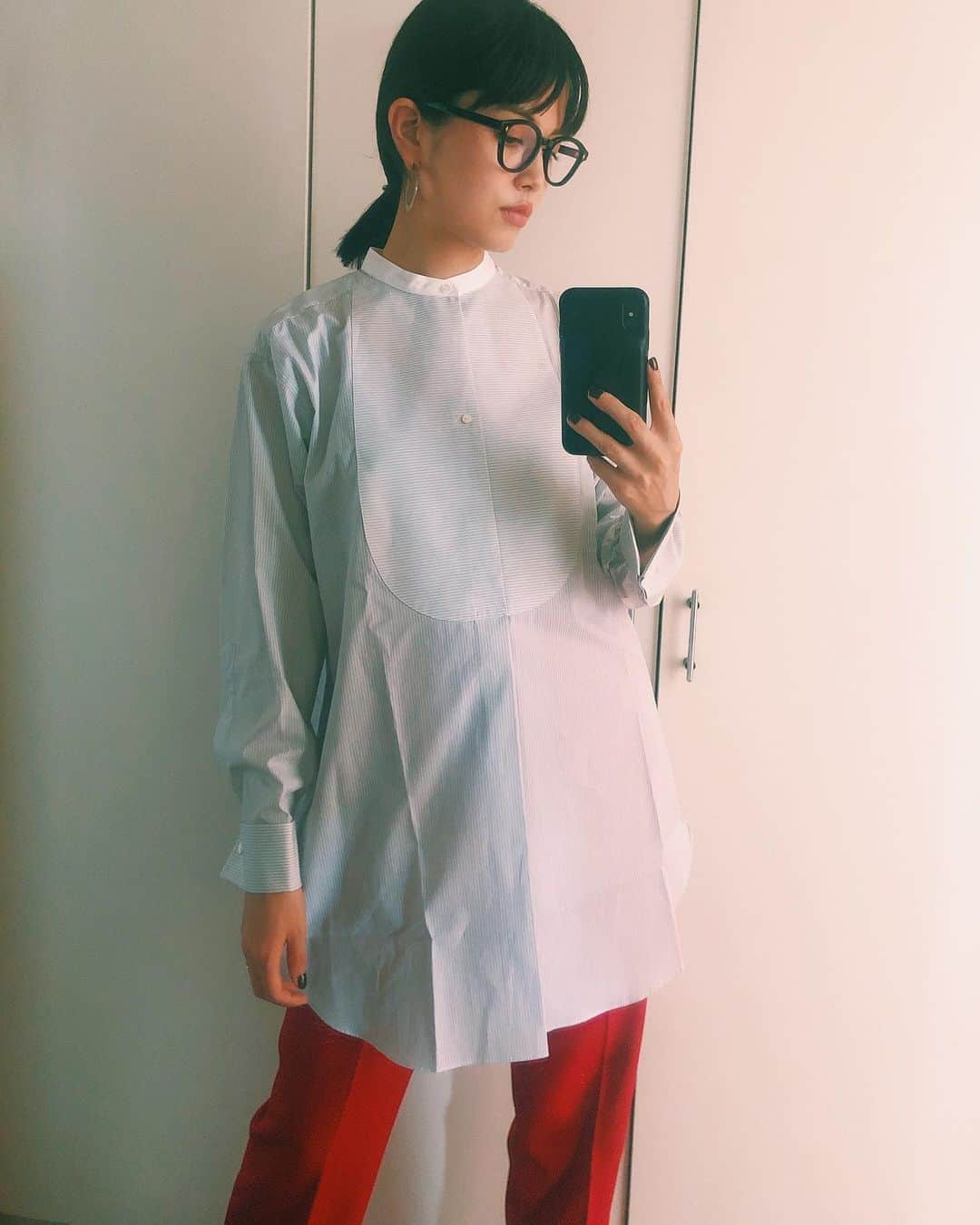 垣内彩未さんのインスタグラム写真 - (垣内彩未Instagram)「秋に向けたシャツをget🍁 @finna.jp   こういうシャツは 一枚あると きちんと感出したいときにも便利だし カジュアルにも着れて良い。  冬はニットを重ねて 着たいなー☃️  #kakiuchiayami服」8月25日 16時43分 - kakiuchiayami