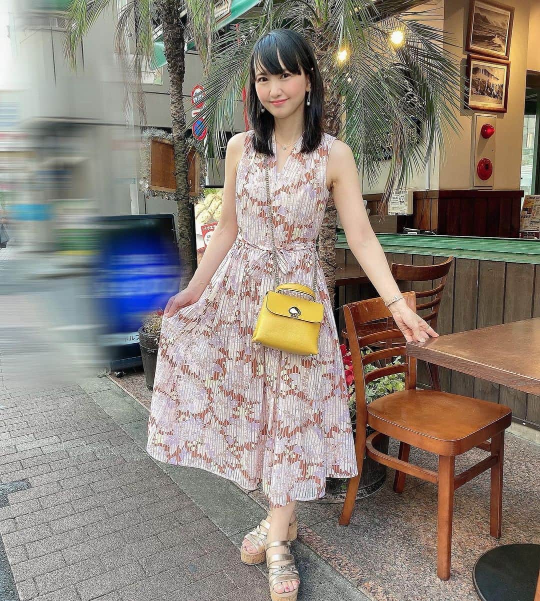 のインスタグラム：「*  ♩.:*・♪・*:.♬.:*・♩*:.♬.:*・♩・♪:.♬ 今日も残暑の暑さでしたね🌞✨  コーデ👠👗👜💕  #onepiece & #bag &⇨♡ @katespadejapan  #necklace ⇨♡ @graff   最近getした　@katespadejapan  シリーズ👗💕🥰 　全身ケイトになっちゃいました💕  　小物はイエロー⭐️⭐️⭐️ ビタミンカラーで波動上げます🌝☘  ♩.:*・♪・*:.♬.:*・♩*:.♬.:*・♩・♪:.♬  #コーデ #コーディネート #code  #cordinate  #izumiコーデ 🎀　 #izumileコーデ  #イズミールコーデ #katespade  #graff  #ケイトスペード  #グラフ  #CBK」