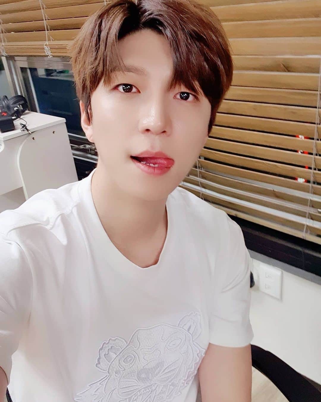 U-KISS（ユーキス）のインスタグラム：「[#수현] 키스미❣이번 주에도 프린'수' 현 오피피에이와 함께해용😄 오늘 밤 11시 심야아이돌에서 만나요🧡💛  #유키스 #UKISS  #SOOHYUN #수현oppa #하성운 #심야아이돌」