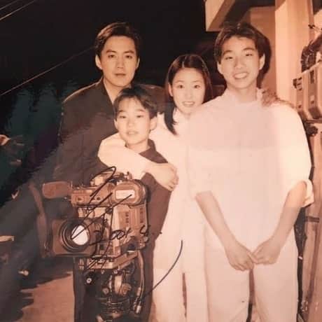 のインスタグラム：「#위라클박위 #위라클택시 #출연 #아싸   초딩때 만난 니가 벌써 어느덧 이리 성장 하다니!!! ㅋㅋㅋㅋㅋ 우리 정말 어렸다..... 아주 상콤한데?! 류진오빠도~ 하나 안변했던데! 우리 위, 지우도 여전히 잘생기고~  삶이란 정말 알 수 없어. 그래서 난 너의 내일이 더 기대된다. 너의 사고도 위라클 채널 몇해전만도 상상도 못했잖아!! 가~~~~~즈아! 위야! 니가 전하는 희망의 메세지를 듣고 보는 사람들과 함께!!! 일어서랏!!!!   .......아 이거 위라클채널 링크를 하고 싶은데.. 방법을 모르겠네...ㅠㅠ 혹시 여유있음 함 봐주세요! 위라클택시! 재미지게 찍었어요! 구독❤️좋아요❤️알람설정은 사랑입니다. 😘😘😘  #비단향꽃무 촬영장에서 #20년전」