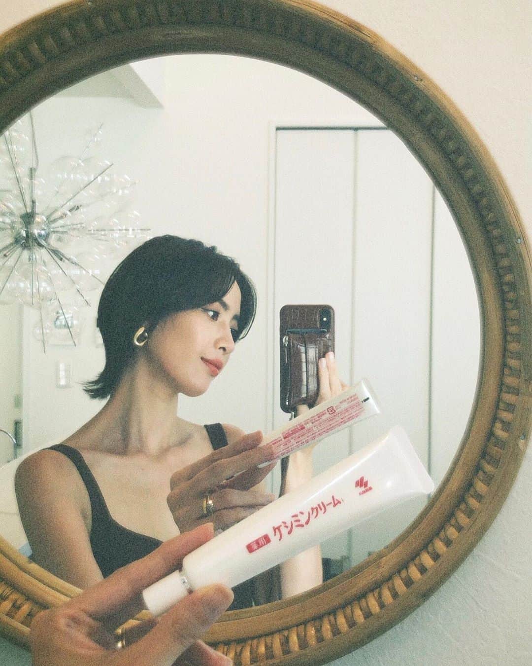 ソンイのインスタグラム：「30歳の夏、自分の年齢を感じるこの頃😅🌻 ﻿ ﻿ 日差しが強すぎる毎日なのでシミ予防には本当に気を付けています😣﻿ ﻿ 最近使い出したのは"ケシミン クリーム（医薬部外品）"﻿ ﻿ シミって日々の予防が本当に重要だと思っているから、毎日いつものスキンケアの最後に気になる部分に馴染ませるように使ってます🧖🏻‍♀️﻿ ﻿ 集中的に角質層のすみずみまでじっくり浸透して、メラニンの生成を抑え、しみ、そばかすを防いでくれるみたい🌻﻿ ﻿ 販売名は ケシミン クリームj でドラッグストアで購入できるのもお手軽で嬉しかったな😌 ﻿ #PR #スキンケア　#ケシミン﻿ #ケシミンクリーム　#シミケア」