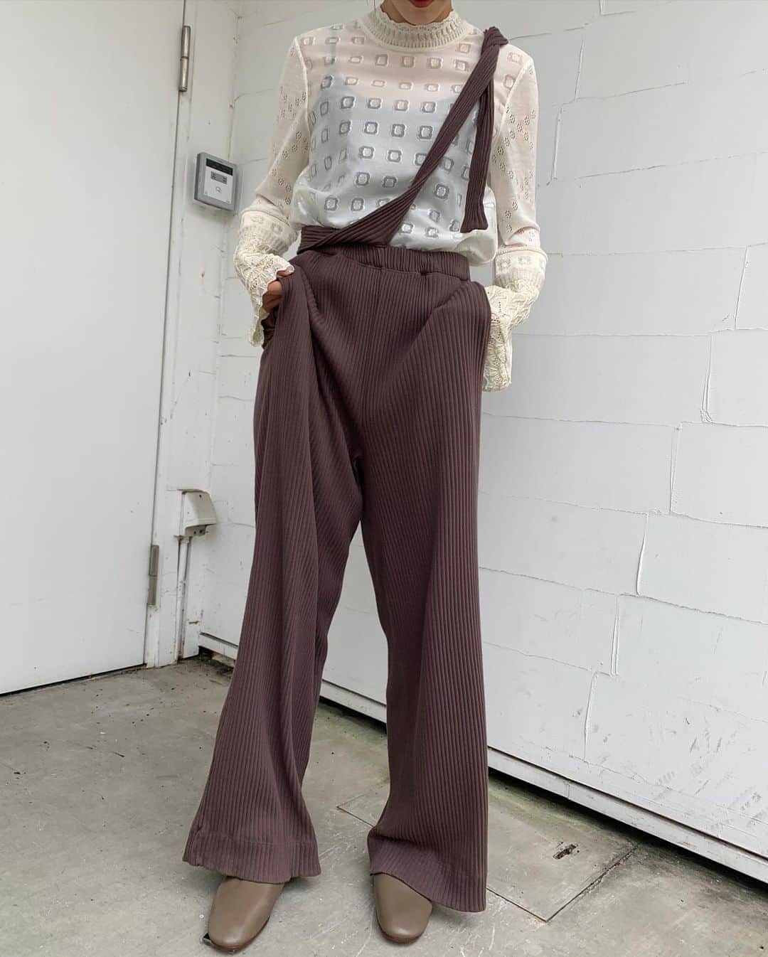 【ANN DE ARKさんのインスタグラム写真 - (【ANN DE ARKInstagram)「🪐 NEW ARRIVAL 🪐﻿ ﻿ 《 Mame Kurogouchi 》﻿ Floral Cut-Jacquard Top With Knitted Sleeves﻿ ￥31,900（税込）﻿ ﻿ ﻿ 《 Baserange 》﻿ LHASA PANTS﻿ ￥22,330（税込）﻿ ﻿ 《 BEAUTIFUL SHOES 》﻿ BALLETSHOES(バレエシューズ)﻿ ￥42,900（税込）﻿ ﻿ ﻿ ﻿ 着用スタッフ身長158cm﻿ ﻿ ﻿ 商品に関しましては、お気軽にコメントや店舗までお問い合わせください。﻿ ⬇︎⬇︎⬇︎﻿ @ann_de_ark  @arknets_official﻿ #fashion #栃木 #宇都宮 #ショップ  #arknets #anndeark #annstyling #anncode #mamekurogouchi #baserange #beautifulshoes」8月25日 16時53分 - ann_de_ark