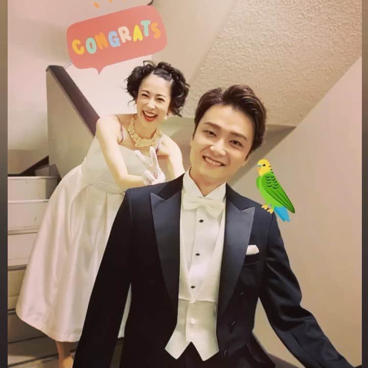 大月さゆのインスタグラム：「千秋楽の幕がおりました…﻿ ﻿ 全公演……やりきった……😭﻿ ﻿ 有難うございました✨✨✨﻿ ﻿ ﻿ お客様が楽しんでくださったこと﻿ 出演者みんなで繋いで繋いでここまで完走できたこと﻿ こんな幸せなことはありません🥺﻿ ﻿ ﻿ 今回どなたとも親睦会もご飯も稽古場以外で全くコミュニケーションとっていないのに、同じ目標があると、人はこんなに力強く結束できるのかと素敵すぎる学びをいただきました😳❣️﻿ これがまさにカンパニー感❗️﻿ ﻿ 常に前向きでいてくださったキャストの皆さん、スタッフの皆さん、劇場まで足を運んでくださったお客様、配信で観てくださった皆様、色んな理由で観られなかった方もいらっしゃると思いますが、応援してくださった皆様とこの喜びを分かち合えていると信じています。﻿ ﻿ ﻿ この状況はまだ終わりません。﻿ これからの世の中がどうなっていくのかもわかりません… ただ、今回の経験がこれからの糧となり背中を押してくれることは間違いありません。﻿ ﻿  引き続き、皆様の健康と安全を心から願っています🕊﻿ ﻿  ﻿ 大活躍そしてまた一段とパワーアップされた #井上芳雄 さんと📸﻿ インコちゃんもお空から見守ってくれていたことでしょう🦜﻿ 今日の公演の最初のMCが終わるかなり早い段階で井上押雄さんと呼んでしまいそうになるくらい、楽しい時間を長く引き延ばしてくださいました😊✨﻿ #帝劇コン﻿ #帝劇コンサート﻿   #私はしばらく余韻に浸ります﻿ #帝劇コン余韻」