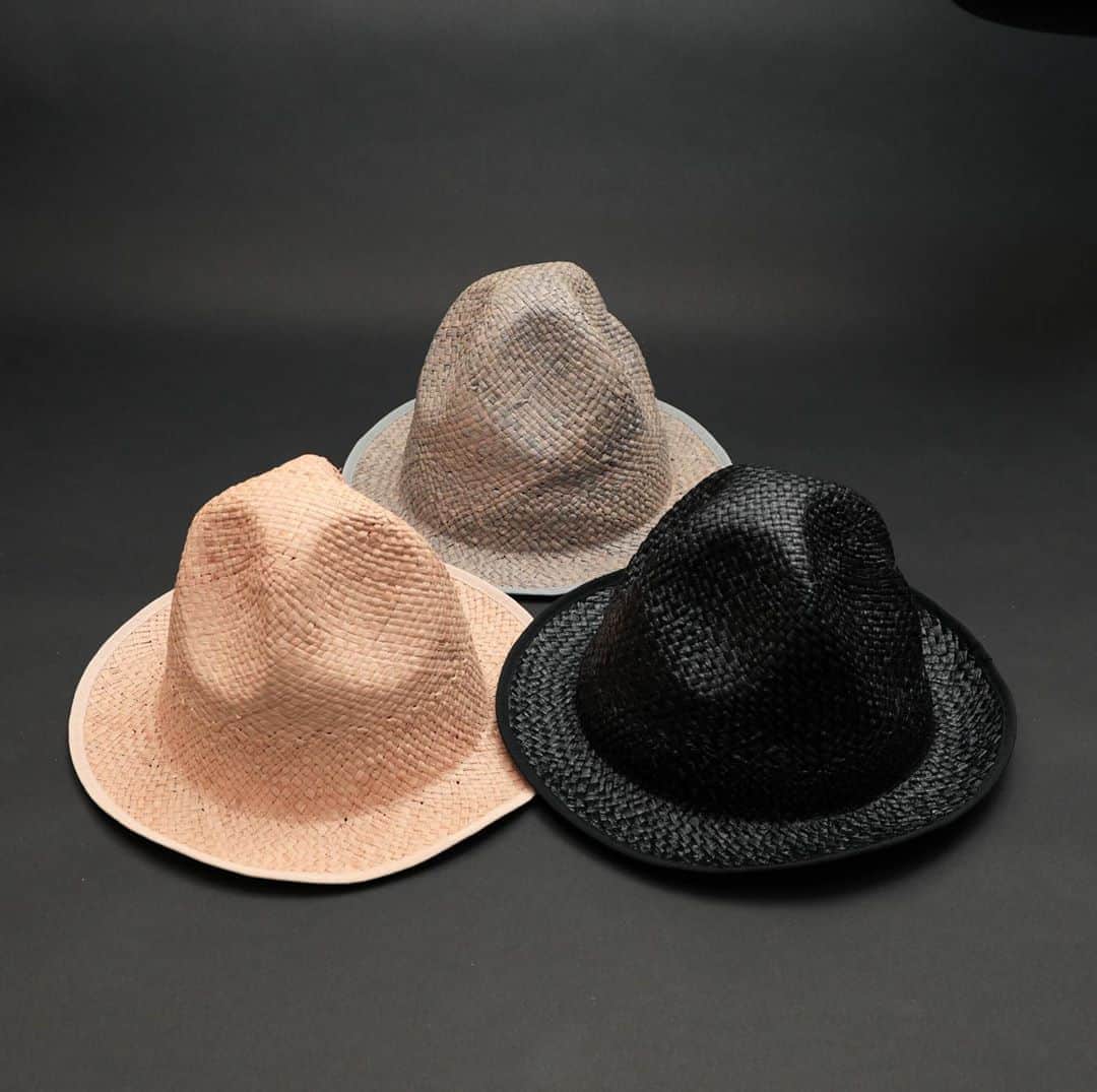 のインスタグラム：「TEARS OF SWAN-RAFFIA MOUTAIN HATになります!! CANALCITY OPA店頭、webshopにてオーダー受付中ですので宜しくお願い致します(^^)🎩🏬💻  http://tears-of-swan.shop-pro.jp/?pid=152611553 (webshopオーダー分の発送は9月上旬になります) ※プロフィール下のURLからofficial websiteがご覧頂けます  @tears_of_swan  #tearsofswan  #moutainhat  #raffiahat  #マウンテンハット」