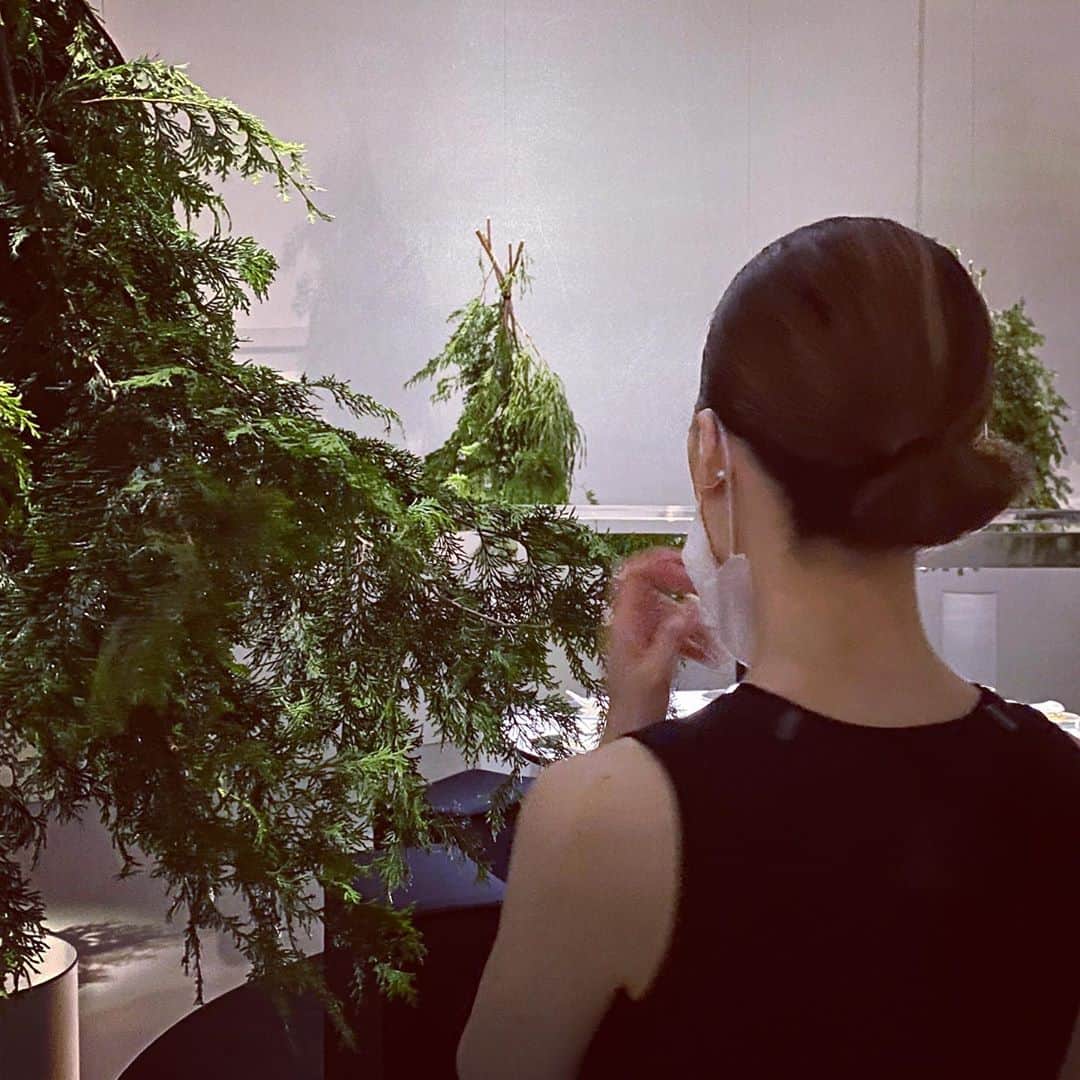 林信行さんのインスタグラム写真 - (林信行Instagram)「会場を満たすフィトンチッド。目を閉じると銀座のど真ん中なのに、まるで森に迷い込んだような錯覚に陥ります。  #記憶の珍味 #諏訪綾子 展  @ShiseidoGallery @AyakoSuwa_foodcreation  #TasteOfReminiscence  半年前にCOVID-19の影響で中断された展覧会が、まったく新しい形での再スタートです。 「前期と後期で別のものが見せられてよかった」と諏訪さん。私も中断のおかげで諏訪さんの別の魅力を見ることができて良かったと思います。春以降彼女のfacebookで度々、目にしていた美しいタリスマン(魔除け)が新しい展覧会では主役になっています。残念ながら感染予防の観点から以前のようなテーブルを囲んでのリチュアル(儀式)はできなくなってしまいましたが、無機質だったリチュアルの空間を緑のタリスマンが囲むことで空間全体も別の魅力を放ち始めました。  #ArtSticker を使った予約や(森の中の音が溢れる音声ガイド)など新しい試みもいっぱい。 ただみに行く人はあらかじめArtStickerアプリのインストールを忘れずに(これをしてなくて入り口で止まっちゃってる人多いです。できない人には貸出機があるそうです)。  最後の記憶の珍味を体験した後、マスクそのままで外に出ると、銀座の風景が違って感じられます。 (個人的にはかなり衝撃的でした)。 20分前でも空きがあれば予約ができるそうです。 リフレッシュ度が凄い展覧会なので隙あれば通ってしまうかも。  なお、9/11からは資生堂パーラー上階のレストラン「faro」でコラボ企画が始まります。オープニングレセプションをこのfaroさんが作っていたのですが、素晴らしかったので今から期待しています！  -9/26まで」8月25日 17時00分 - nobihaya