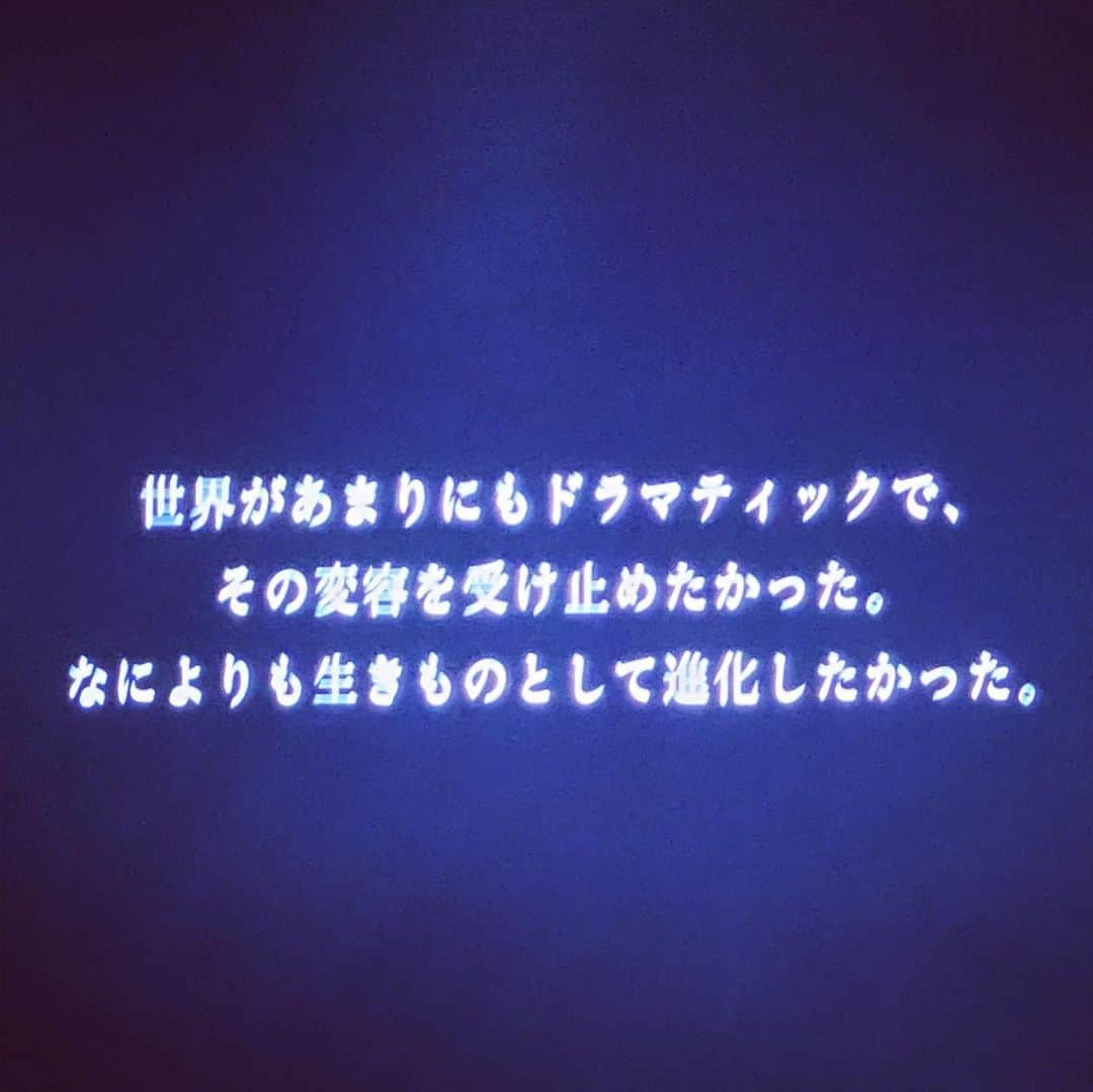 林信行さんのインスタグラム写真 - (林信行Instagram)「会場を満たすフィトンチッド。目を閉じると銀座のど真ん中なのに、まるで森に迷い込んだような錯覚に陥ります。  #記憶の珍味 #諏訪綾子 展  @ShiseidoGallery @AyakoSuwa_foodcreation  #TasteOfReminiscence  半年前にCOVID-19の影響で中断された展覧会が、まったく新しい形での再スタートです。 「前期と後期で別のものが見せられてよかった」と諏訪さん。私も中断のおかげで諏訪さんの別の魅力を見ることができて良かったと思います。春以降彼女のfacebookで度々、目にしていた美しいタリスマン(魔除け)が新しい展覧会では主役になっています。残念ながら感染予防の観点から以前のようなテーブルを囲んでのリチュアル(儀式)はできなくなってしまいましたが、無機質だったリチュアルの空間を緑のタリスマンが囲むことで空間全体も別の魅力を放ち始めました。  #ArtSticker を使った予約や(森の中の音が溢れる音声ガイド)など新しい試みもいっぱい。 ただみに行く人はあらかじめArtStickerアプリのインストールを忘れずに(これをしてなくて入り口で止まっちゃってる人多いです。できない人には貸出機があるそうです)。  最後の記憶の珍味を体験した後、マスクそのままで外に出ると、銀座の風景が違って感じられます。 (個人的にはかなり衝撃的でした)。 20分前でも空きがあれば予約ができるそうです。 リフレッシュ度が凄い展覧会なので隙あれば通ってしまうかも。  なお、9/11からは資生堂パーラー上階のレストラン「faro」でコラボ企画が始まります。オープニングレセプションをこのfaroさんが作っていたのですが、素晴らしかったので今から期待しています！  -9/26まで」8月25日 17時00分 - nobihaya