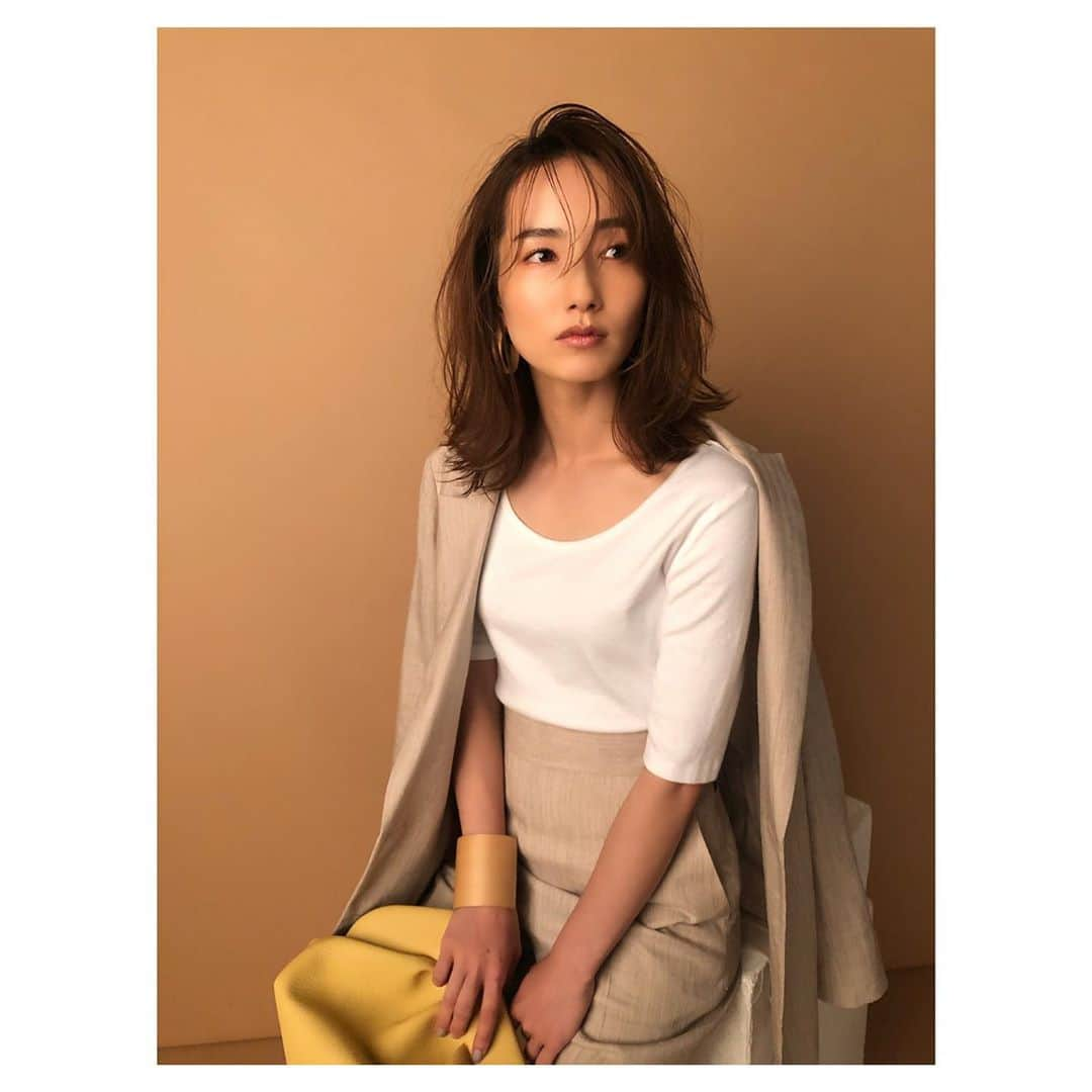 菊池かずみさんのインスタグラム写真 - (菊池かずみInstagram)「✔︎VERY9月号 いろいろな企画ヘアメイクさせていただいてます♪ その中でも体育会系な撮影をw 4枚目のオフショットムービーでどうぞw 二人とも大変そうだなぁと思いながら私はiPhone片手にムービー撮りながらブロワーで風吹かせてました🌪  #VERY #magazine #辻本舞 #ヘアメイク #kikkumakeup #kikkuhair」8月25日 17時05分 - kikku726