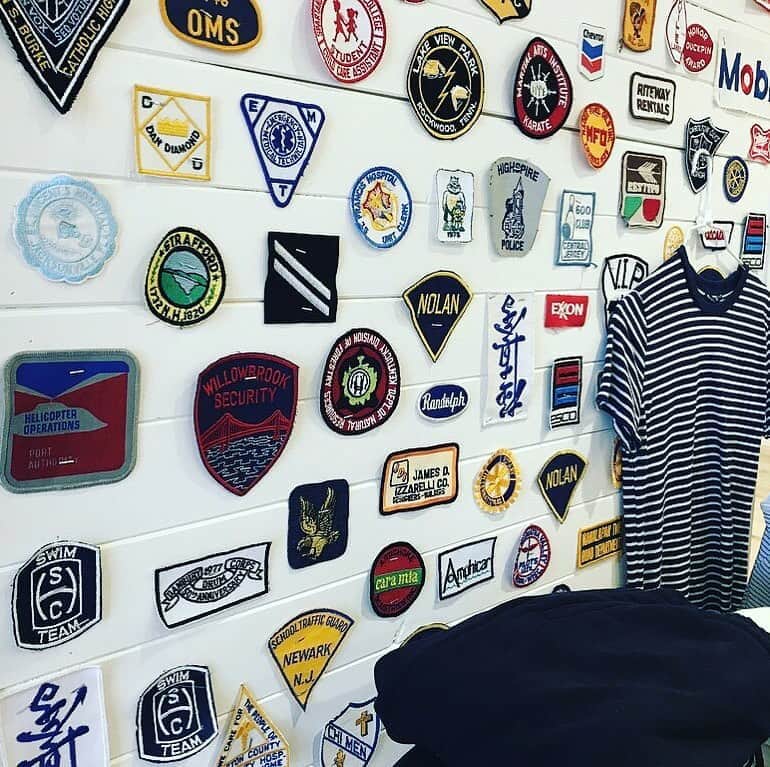 のインスタグラム：「ジョージタウンでぶらりお店に入ったら、柱に可愛いアップリケ(又は、ワッペン。でも英語だと”patch”)がいっぱい貼ってありました。 本当に色んなのがあって見てるだけで楽しくなります。 エコバックとかに、付けるのも可愛いかも😍 . #usa #america #studyabroad #livinginamerica #patch #atshop #windowshopping #shopping #handmade #originals #アメリカ #アメリカ生活 #留学 #街ブラ #お買い物 #ワッペン #アップリケ #カラフル #飾り #エコバッグ #白壁 #柱 #インテリア」