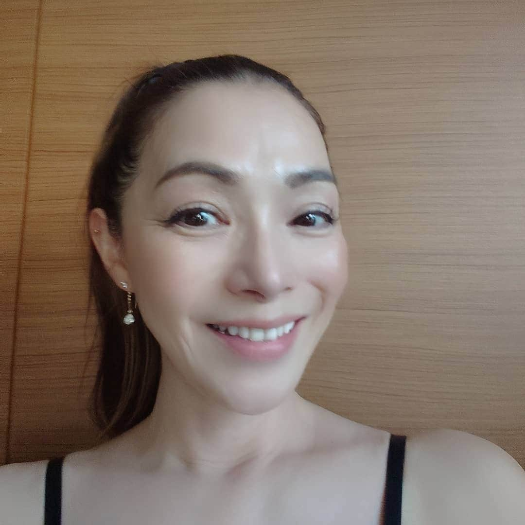 渡辺めぐみさんのインスタグラム写真 - (渡辺めぐみInstagram)「毎日続けて、将来のための筋肉貯筋😊👍 今日は、パンダが参加してました(笑)  いよいよ‼️ 今週木曜日から、始まります🍍🌴  🌴HCAMイベント🌴 8月27日(木)から30日(日)迄、開催です😃👍👍 https://hcamkt.com/  やせ筋エクササイズレッスンを、皆さんとやりたいです‼️ 是非、申し込んでください😊❤️👍 皆さんに、お会いできるの楽しみにしてます😊⤴️⤴️ お土産付きです😌💓  27日、28日、29日、30日 13時30分から14時迄の、4回やせ筋エクササイズやりますよ😃⤴️⤴️⤴️😊  お申し込みはこちらです😌💓 https://hcamkt.com/yasekin_lesson/application.html  会場では、 withus 飲む日焼け止めフリーヴ・塗る日焼け止めフリーヴ・プロテイcurvyslim  StyleBoatMarket ヨガマット  HCAM価格で、販売いたします😃👍👍  HCAM、遊びに来てください😍❤️ 他にも沢山、楽しさ満載のイベントです😊👍⤴️⤴️👍😊  やせ筋エクササイズ本も、6月9日(火)一部店舗を除く全国のファミリーマートで順次発売されています☺️💪  👍❤️ 絶賛発売中です☺️⤴️⤴️⤴️⤴️⤴️ ☺️💪渡辺めぐみ ＼カンタン　在宅／  やせ筋エクササイズ  壁掛けカレンダー式  30­-DAY  PROGRAM ☺️💪 やせ筋トリオを鍛えて、一生太りづらい、体を手にしちゃいましょう☺️💪 ❤️ ファミリーマートさんへGO〰️☺️⤴️⤴️⤴️  4日間、会場でお待ちしてます😃⤴️⤴️⤴️😊   #やせ筋エクササイズ  #やせ筋トレ  #夏のやせ筋エクササイズ#ハワイ#hcam202010th #hawaii #宿題 #宅トレ#一日10分 #宅トレ女子  #ファミリーマート #やせ筋トリオ #インスタライブ  #ヨガマット #instagrammer #instagramjapan #instagram #instagramgood #instagramlike  @styleboatmarket@hcam202010thi@withbeauty_tokyo @withus_online」8月25日 17時13分 - meguheart