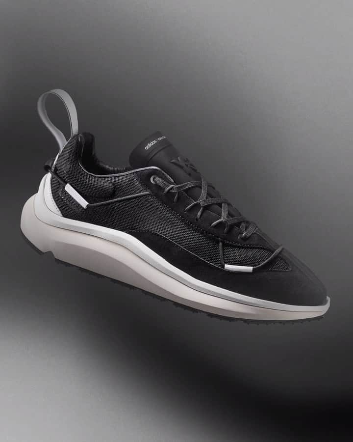 ワイスリーのインスタグラム：「Y-3 Shiku Run is out now. Y-3 Fall/Winter 2020 Collection. --- #adidas #Y3 #YohjiYamamoto Discover the collection at adidas.com/y-3」