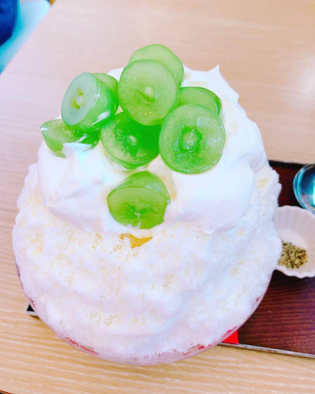 石田ひかりさんのインスタグラム写真 - (石田ひかりInstagram)「昨日の#氷活  @sakanouecafe  生はちみつシャインマスカット🍯❣️ 黒胡椒を添えて😝 2年ぶりのサカノウエカフェ㊗️ 前回は東博の縄文展帰りに行ったなあ☺️ ふわふわ氷の中には ナッツがちらほら🥜 ふわふわサクサク❣️ そして明日は「あさイチ」です☺️ ＃あちこちのすずさん&戦争中の家計簿ＳＰ みなさんの投稿で作る『＃あちこちのすずさん』 Hey!Say! JUMPの伊野尾慧さんが、ある女学生と兵士の文通の思い出をたどります さらに、当時の家計簿を見てみると 生活の知恵と工夫が満載📒🧮 新婚夫婦が買っていたものとは･･･ そこには切ない物語が😭 ぜひ家族みんなでご覧ください❣️ わたしも大好きな映画 「この世界の片隅で」のすずさんのように 戦時下でも、明るくたくましく、必死で生きた方々の物語を どうぞお見逃しなく。 #あちこちのすずさん  #あしたは4時起き #何時に寝よう？ #社員マスカット」8月25日 17時11分 - hikaringo0525