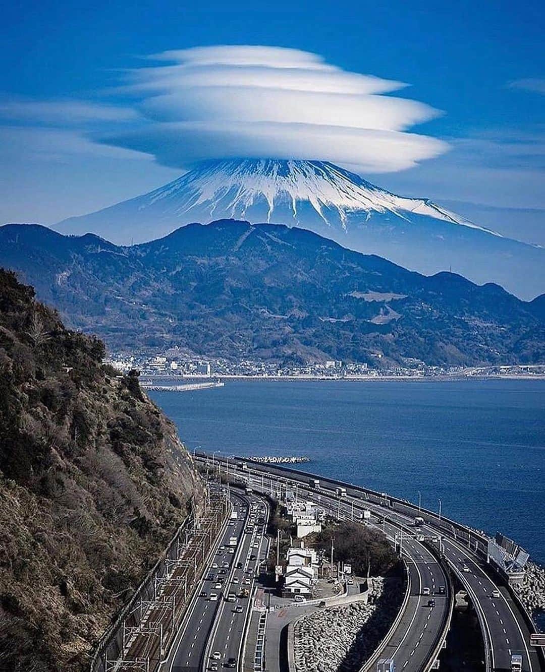 Canon Photographyさんのインスタグラム写真 - (Canon PhotographyInstagram)「A stunning series from Japan 🇯🇵 Photography // @planetx44 Curated by @steffeneisenacher  #mountfuji #japan #cherryblossom #cpfeatureme #lenticularclouds」8月25日 17時17分 - cpcollectives