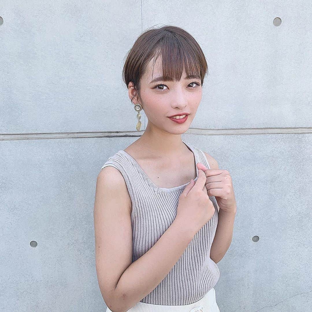 のインスタグラム：「みなさんこんにちは🌞 お仕事学校お疲れ様です！  今日家の近くで小学生見たけど、もう学校始まってるんだ！！！  驚きおどろき🙄  私の学校はいつ来るの？？😂 もう半年以上行けてない😂  そろそろ限界😂みんなに会いたい！！！  私は文学部教育学科の人間発達専攻というところで学んでいるんだけど、  みんないい人ばっかなのよ😭  この前電話したけど相談とか乗ってくれるしさ、もう早く直接会って話したい😭遊びたい！！  コロナで先が見えなくて不安な日常だけど、結局できることを自分たちがやっていくしかないってことだよね！  みんなお互い頑張ろう💪  ということで、私の心の声を上げた投稿でした✌️  それでは、またね👋  #ミス東洋　#ミスコン　#ショートヘア　#ショートカット　#ミニボブ #instagram #instalike #instagood  #ファッション #コスメ #コスメ好きさんと繋がりたい  #ootd #今日のコーデ #透明感 #SnowMan #すの担さんと繋がりたい #SnowMan担さんと繋がりたい#じゃにおたさんと繋がりたい#お洒落なジャニヲタさんと繋がりたい #お洒落なすの担さんと繋がりたい #向井康二担と繋がりたい#いいね#いいね返し#相互フォロー#面白くなりたい　#世界一面白いミス」