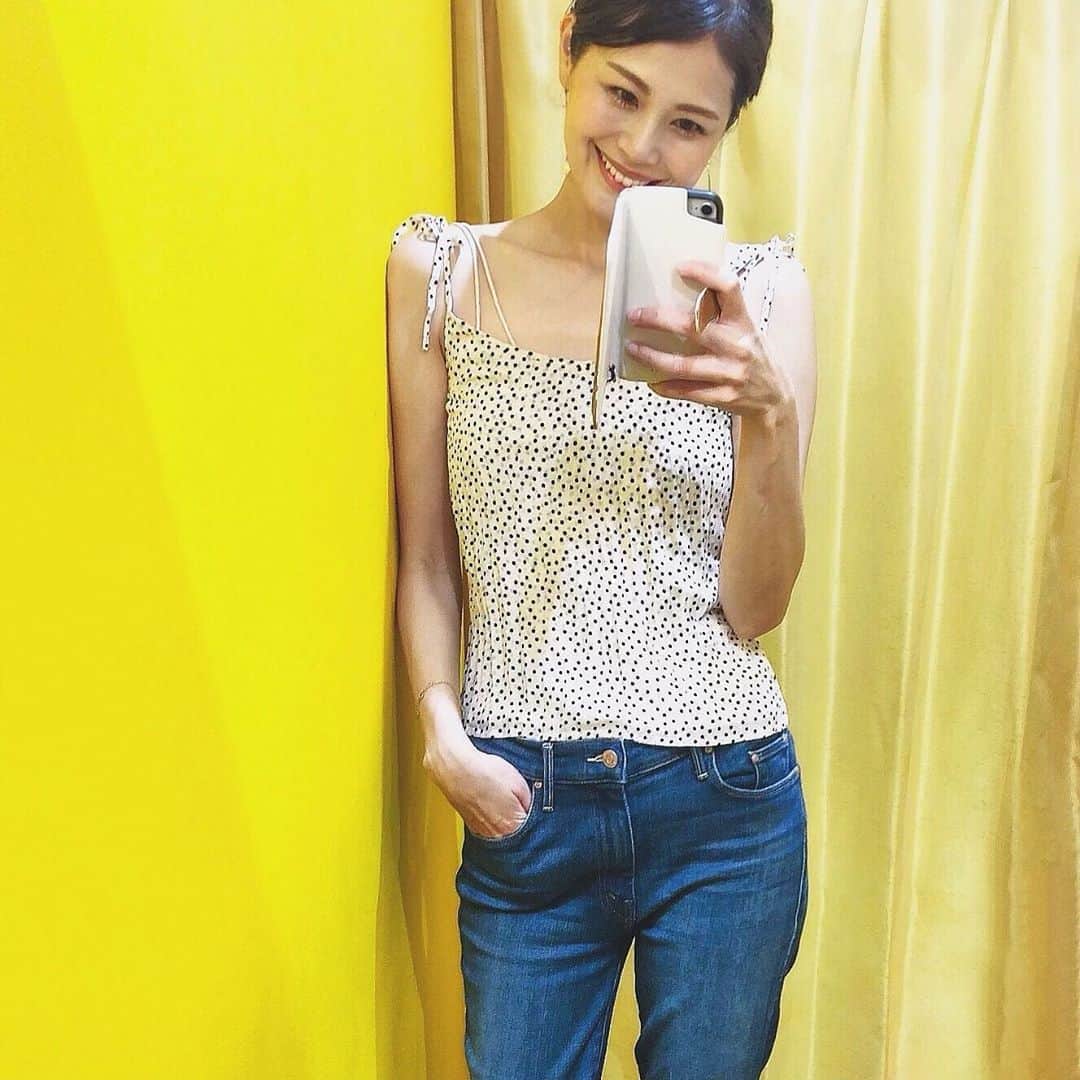 のインスタグラム：「Selfie in the mirror. #selfieinthemirror #inthemirror #selfie #ootd #summerfashion #instafashion #thenewhouse  ・ ・ ・  珍しくドット。  華奢な肩紐って可愛い♥︎  今月は週2で @jibunde_esute でケアしてるー。  変化して欲しい...‼︎‼︎」