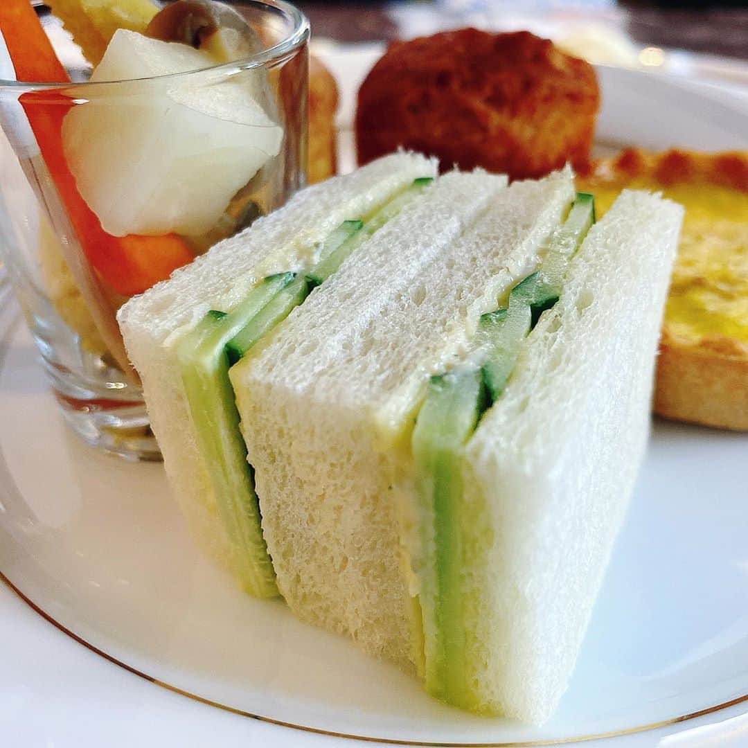 里井真由美さんのインスタグラム写真 - (里井真由美Instagram)「#afternoontea #hotelnewgrand  横浜 ホテルニューグランドさんの「サマーアフタヌーンティー」でございます〜 ・ ・  伝統的メニューが好印象〜💕😌✨ ・ ・ 例えば、古典的なバタークリームのケーキ(おいしく食べられる所 わりと希少です❗️)や、ラムボール(ラム酒、バタークリーム、シナモン、プラリネを加えて丸め、溶かしチョコレートでコーディング) など ニューグランドさんならではのラインナップや、 ・ ・ スコーンにはクロテッドクリームがた〜っぷり♪(← 「たっぷり 」のセンスが合うのが重要なの ♡ 足りない時も しばしばだから。😆笑) ・ ・ きゅうりサンドイッチはマヨネーズから手作りされるなど、至るところに後藤シェフの丁寧な技が光ります✨ ・ ・ クリームソーダやパイナップルのカラフルな夏らしさも素敵♡おいしく楽しく頂きました。夏メニューは8月末までなので、お早めに〜♡ ・ ・ ホテル内も素敵な内装ですよね。 ご一緒したさとぴーちゃんも #ホワイトコーデ で、更に写真撮るのが楽しくなり動画にもまとめちゃいました。😆 あ、私は 洋服は1年中、白しか着ないですが〜 😉🤣💕笑 ・ ・ 秋の、更なるクラシックなアフタヌーンティーや、モンブランフェアも楽しみ♡お招きに感謝でございます🙏 ・ ・ #ホテルニューグランド#ホテルアフタヌーンティー#アフタヌーンティー#里井真由美#フードジャーナリスト里井真由美 #さといいね#ありが糖運動#モンブラン#モンブランの世界#ヌン活#横浜」8月25日 17時28分 - mayumi.satoi