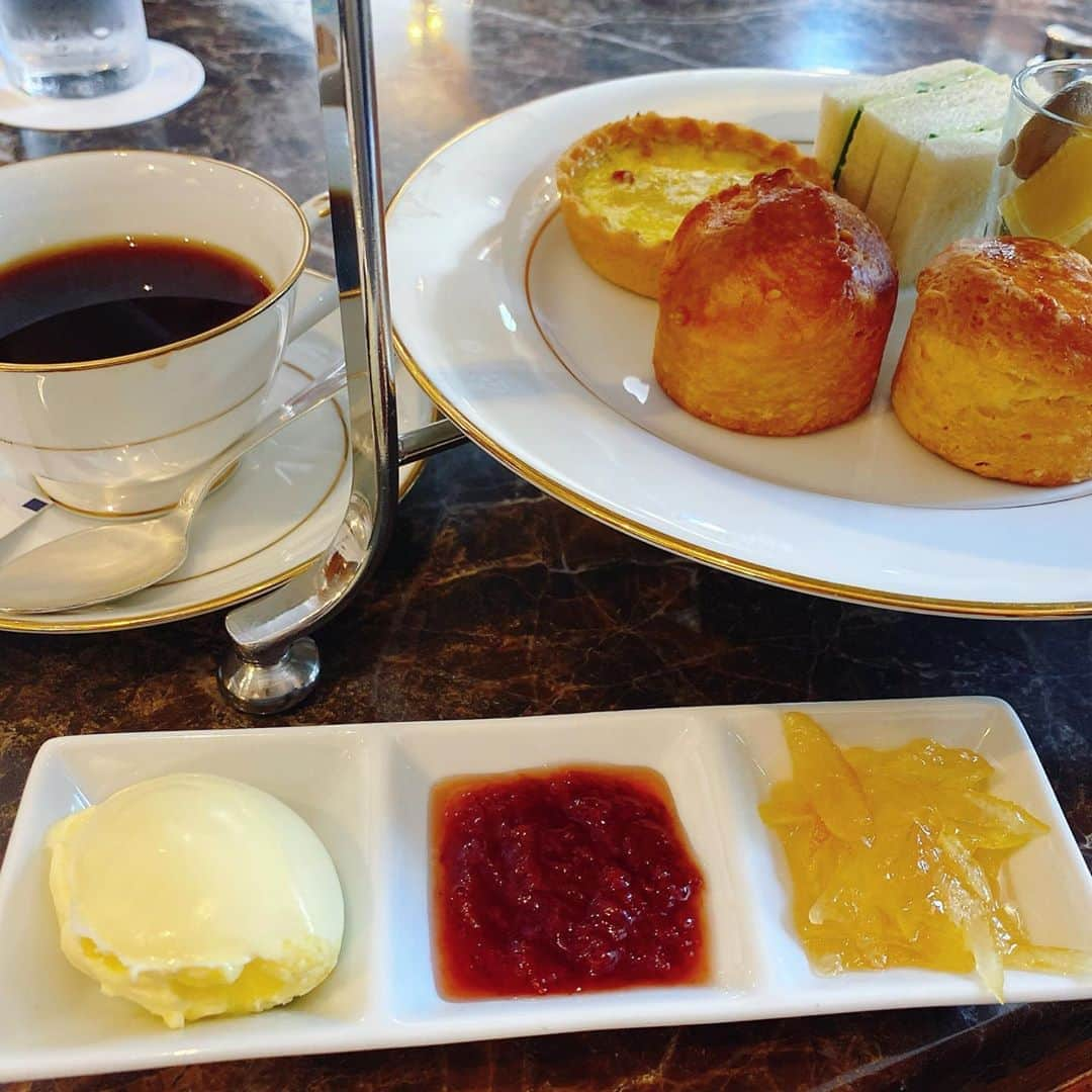 里井真由美さんのインスタグラム写真 - (里井真由美Instagram)「#afternoontea #hotelnewgrand  横浜 ホテルニューグランドさんの「サマーアフタヌーンティー」でございます〜 ・ ・  伝統的メニューが好印象〜💕😌✨ ・ ・ 例えば、古典的なバタークリームのケーキ(おいしく食べられる所 わりと希少です❗️)や、ラムボール(ラム酒、バタークリーム、シナモン、プラリネを加えて丸め、溶かしチョコレートでコーディング) など ニューグランドさんならではのラインナップや、 ・ ・ スコーンにはクロテッドクリームがた〜っぷり♪(← 「たっぷり 」のセンスが合うのが重要なの ♡ 足りない時も しばしばだから。😆笑) ・ ・ きゅうりサンドイッチはマヨネーズから手作りされるなど、至るところに後藤シェフの丁寧な技が光ります✨ ・ ・ クリームソーダやパイナップルのカラフルな夏らしさも素敵♡おいしく楽しく頂きました。夏メニューは8月末までなので、お早めに〜♡ ・ ・ ホテル内も素敵な内装ですよね。 ご一緒したさとぴーちゃんも #ホワイトコーデ で、更に写真撮るのが楽しくなり動画にもまとめちゃいました。😆 あ、私は 洋服は1年中、白しか着ないですが〜 😉🤣💕笑 ・ ・ 秋の、更なるクラシックなアフタヌーンティーや、モンブランフェアも楽しみ♡お招きに感謝でございます🙏 ・ ・ #ホテルニューグランド#ホテルアフタヌーンティー#アフタヌーンティー#里井真由美#フードジャーナリスト里井真由美 #さといいね#ありが糖運動#モンブラン#モンブランの世界#ヌン活#横浜」8月25日 17時28分 - mayumi.satoi